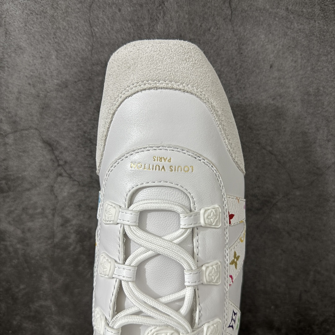 图片[5]-【纯原版】LV SNEAKERWA 芭蕾运动鞋 LV Sneakenina 芭蕾运动鞋为柔软羊皮 革勾勒绒面牛皮革饰边，再以mono grammar 帆布抒写侧面LV字母，将芭蕾舞鞋的轻盈构型与运动鞋的舒适感合二为一。Sacdetto 工艺和TPU外底完善整体，可灵活驾驭各式造型。 尺码：35、36 、37、38、39、40-选品中心