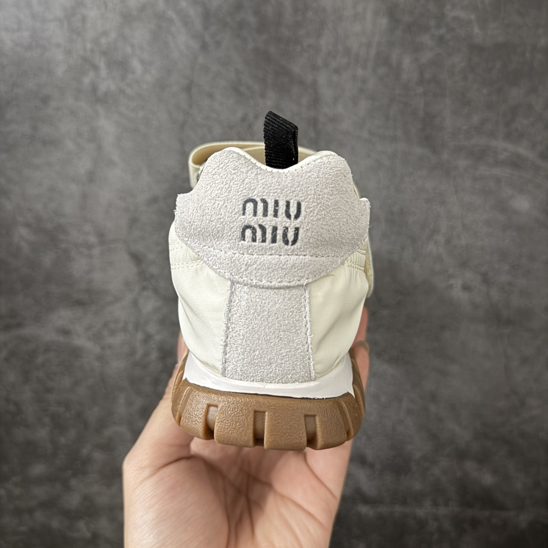 图片[4]-【纯原版】miumiu．缪缪2026 早春新品科技面料和绒 面小牛皮轮胎运动鞋魔术贴款凉鞋 该轮胎纹底结合了优雅和运动功能。动态、柔韧且耐用的橡胶鞋底让人想起轮胎的图案。该款运动鞋采用高科技面料和绒面小牛皮制成，体现了Miu Miu 的大胆特色。 ◆面料：进口丝绸布拼接小牛皮 ◆内里：原版透气布里 ◆大底： 原版耐磨轮胎纹底 ◆尺码：35 36 37 38 39 40-选品中心