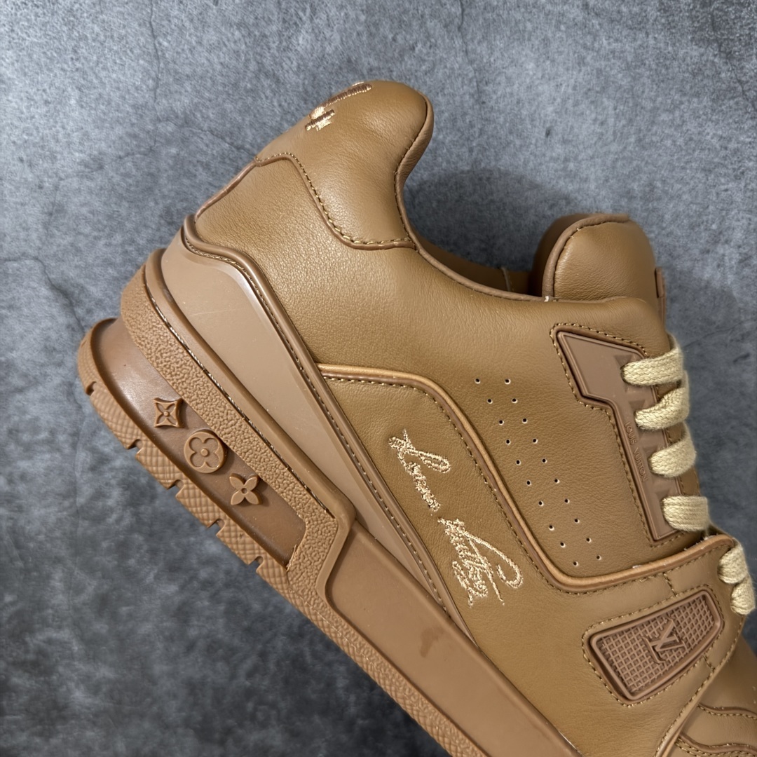 图片[7]-【YS纯原】广奢高端货 LOUIS VUITTON 路易威登 LV Trainer 棕皮 ✦ 原楦原纸版开模，鞋型立体饱满 ✦ 零毛边、零溢胶、零线头瑕疵 ✦ 细节与原版一致 区分市面通货 ✦ 多层叠片＋电脑针车，针距密度一致 ✦ Monogram浮雕＋3D高频压纹 ✦ 多密度发泡中底：支撑回弹媲美专柜 ✦ 原装橡胶大底：含胶量高、纹路深、双拼接零偏差 ✦ ZP级原装包装：专柜款鞋盒＋防尘袋＋说明书 尺码：39-45-选品中心