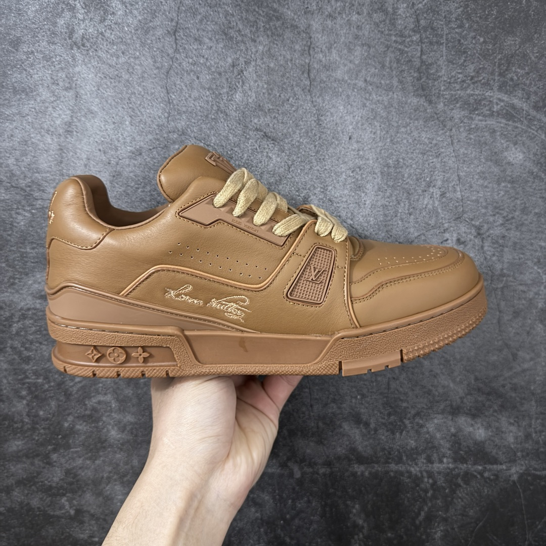 【YS纯原】广奢高端货 LOUIS VUITTON 路易威登 LV Trainer 棕皮 ✦ 原楦原纸版开模，鞋型立体饱满 ✦ 零毛边、零溢胶、零线头瑕疵 ✦ 细节与原版一致 区分市面通货 ✦ 多层叠片＋电脑针车，针距密度一致 ✦ Monogram浮雕＋3D高频压纹 ✦ 多密度发泡中底：支撑回弹媲美专柜 ✦ 原装橡胶大底：含胶量高、纹路深、双拼接零偏差 ✦ ZP级原装包装：专柜款鞋盒＋防尘袋＋说明书 尺码：39-45-选品中心