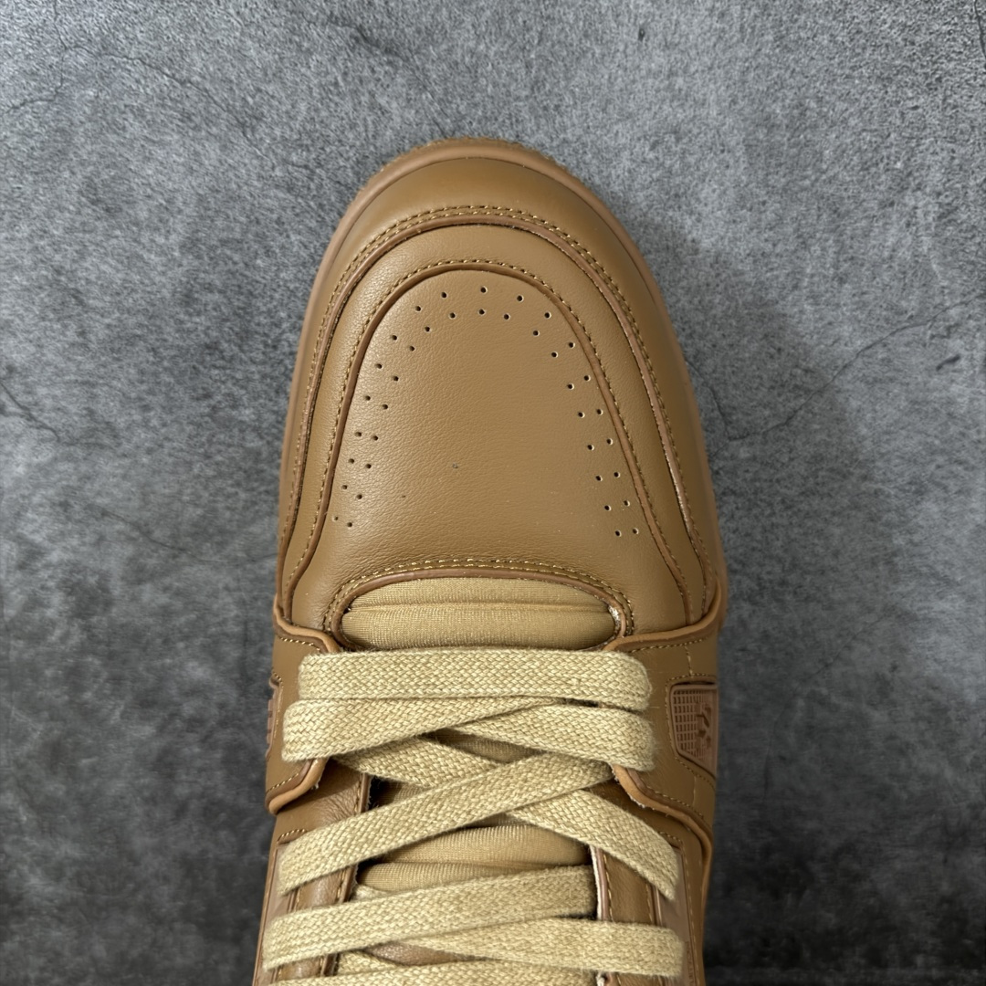 图片[5]-【YS纯原】广奢高端货 LOUIS VUITTON 路易威登 LV Trainer 棕皮 ✦ 原楦原纸版开模，鞋型立体饱满 ✦ 零毛边、零溢胶、零线头瑕疵 ✦ 细节与原版一致 区分市面通货 ✦ 多层叠片＋电脑针车，针距密度一致 ✦ Monogram浮雕＋3D高频压纹 ✦ 多密度发泡中底：支撑回弹媲美专柜 ✦ 原装橡胶大底：含胶量高、纹路深、双拼接零偏差 ✦ ZP级原装包装：专柜款鞋盒＋防尘袋＋说明书 尺码：39-45-选品中心