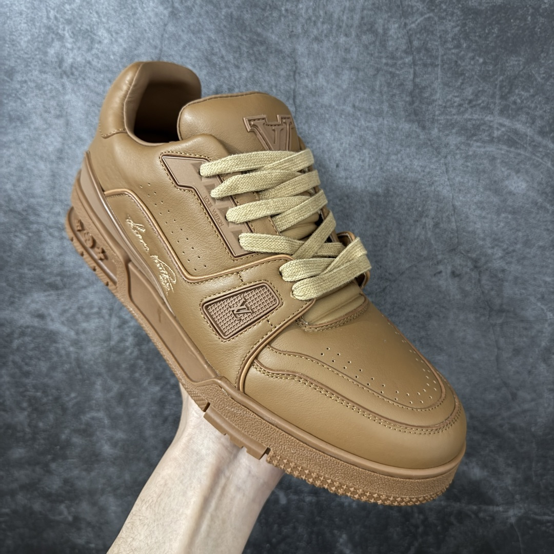 图片[3]-【YS纯原】广奢高端货 LOUIS VUITTON 路易威登 LV Trainer 棕皮 ✦ 原楦原纸版开模，鞋型立体饱满 ✦ 零毛边、零溢胶、零线头瑕疵 ✦ 细节与原版一致 区分市面通货 ✦ 多层叠片＋电脑针车，针距密度一致 ✦ Monogram浮雕＋3D高频压纹 ✦ 多密度发泡中底：支撑回弹媲美专柜 ✦ 原装橡胶大底：含胶量高、纹路深、双拼接零偏差 ✦ ZP级原装包装：专柜款鞋盒＋防尘袋＋说明书 尺码：39-45-选品中心