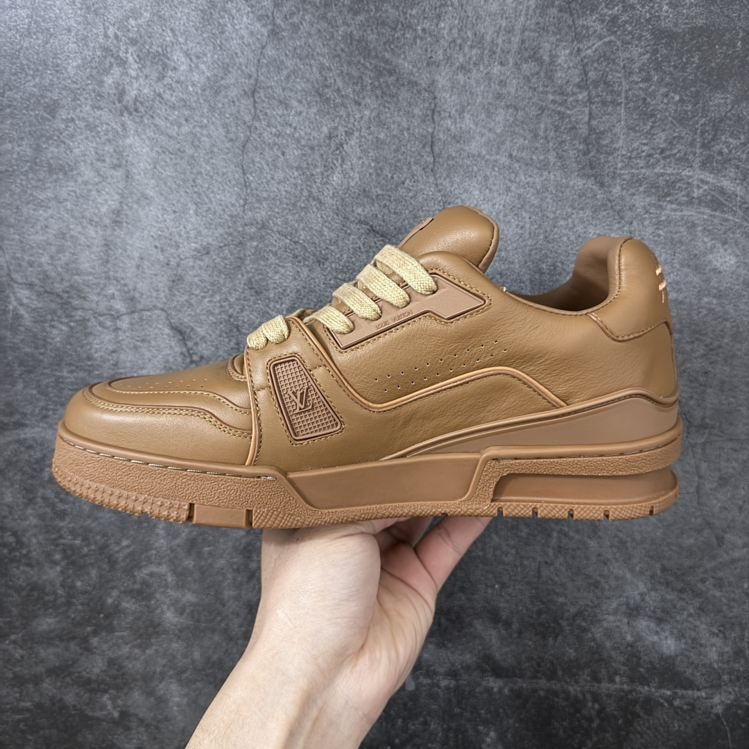 图片[2]-【YS纯原】广奢高端货 LOUIS VUITTON 路易威登 LV Trainer 棕皮 ✦ 原楦原纸版开模，鞋型立体饱满 ✦ 零毛边、零溢胶、零线头瑕疵 ✦ 细节与原版一致 区分市面通货 ✦ 多层叠片＋电脑针车，针距密度一致 ✦ Monogram浮雕＋3D高频压纹 ✦ 多密度发泡中底：支撑回弹媲美专柜 ✦ 原装橡胶大底：含胶量高、纹路深、双拼接零偏差 ✦ ZP级原装包装：专柜款鞋盒＋防尘袋＋说明书 尺码：39-45-选品中心