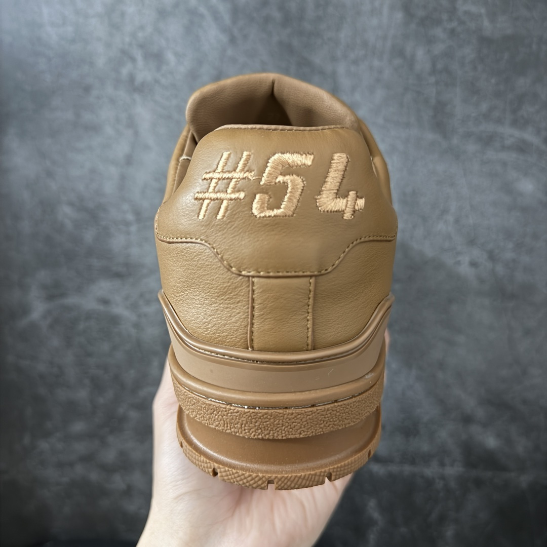 图片[4]-【YS纯原】广奢高端货 LOUIS VUITTON 路易威登 LV Trainer 棕皮 ✦ 原楦原纸版开模，鞋型立体饱满 ✦ 零毛边、零溢胶、零线头瑕疵 ✦ 细节与原版一致 区分市面通货 ✦ 多层叠片＋电脑针车，针距密度一致 ✦ Monogram浮雕＋3D高频压纹 ✦ 多密度发泡中底：支撑回弹媲美专柜 ✦ 原装橡胶大底：含胶量高、纹路深、双拼接零偏差 ✦ ZP级原装包装：专柜款鞋盒＋防尘袋＋说明书 尺码：39-45-选品中心