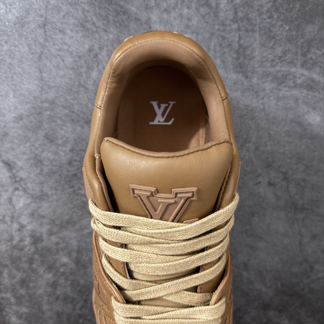 图片[8]-【YS纯原】广奢高端货 LOUIS VUITTON 路易威登 LV Trainer 棕皮 ✦ 原楦原纸版开模，鞋型立体饱满 ✦ 零毛边、零溢胶、零线头瑕疵 ✦ 细节与原版一致 区分市面通货 ✦ 多层叠片＋电脑针车，针距密度一致 ✦ Monogram浮雕＋3D高频压纹 ✦ 多密度发泡中底：支撑回弹媲美专柜 ✦ 原装橡胶大底：含胶量高、纹路深、双拼接零偏差 ✦ ZP级原装包装：专柜款鞋盒＋防尘袋＋说明书 尺码：39-45-选品中心