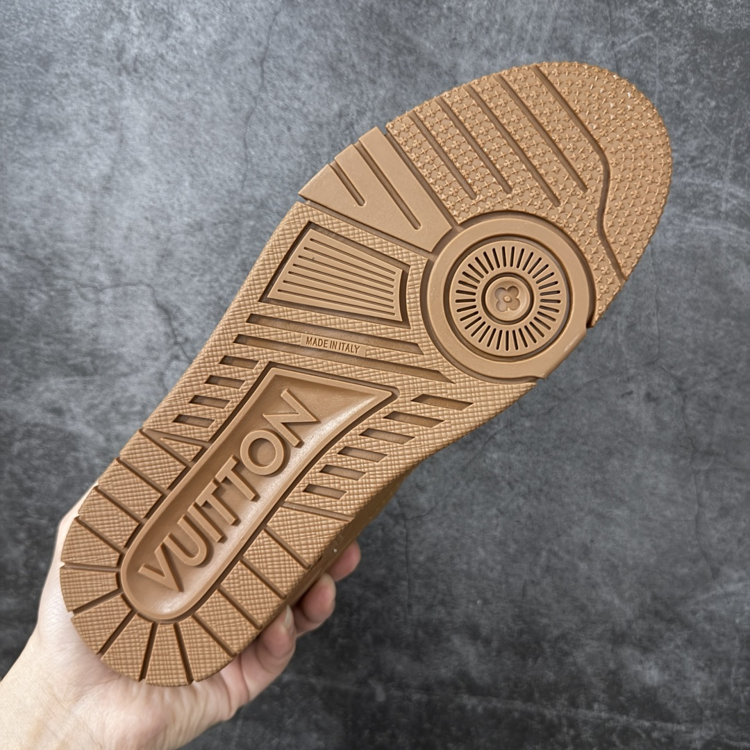 图片[9]-【YS纯原】广奢高端货 LOUIS VUITTON 路易威登 LV Trainer 棕皮 ✦ 原楦原纸版开模，鞋型立体饱满 ✦ 零毛边、零溢胶、零线头瑕疵 ✦ 细节与原版一致 区分市面通货 ✦ 多层叠片＋电脑针车，针距密度一致 ✦ Monogram浮雕＋3D高频压纹 ✦ 多密度发泡中底：支撑回弹媲美专柜 ✦ 原装橡胶大底：含胶量高、纹路深、双拼接零偏差 ✦ ZP级原装包装：专柜款鞋盒＋防尘袋＋说明书 尺码：39-45-选品中心