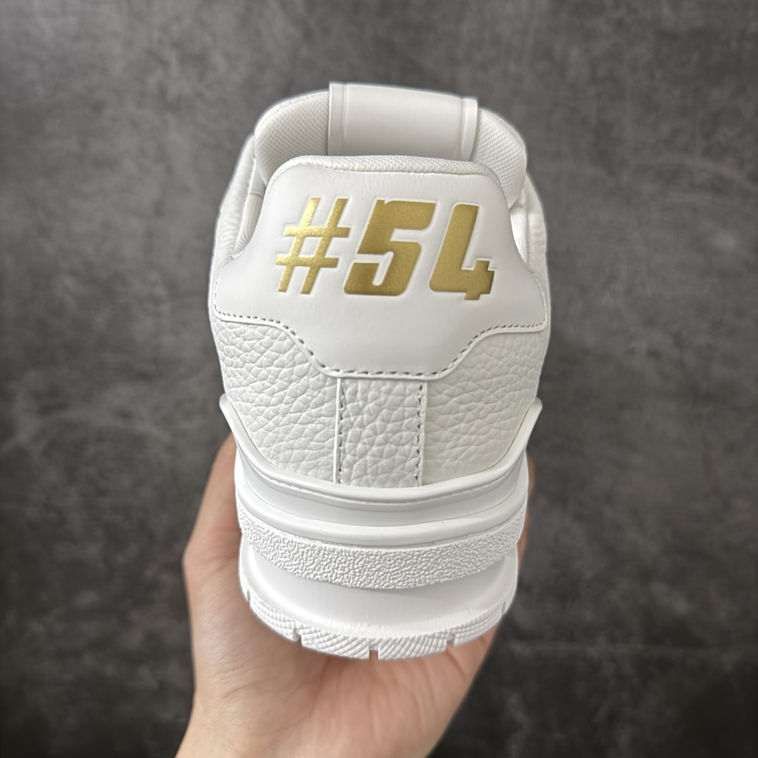 图片[4]-【YS纯原升级版】莞产顶级 Louis Vuitton LV Trainer 白鳄纹板鞋 ✦ 莞产高规格线出品，版型与比例严格控制 ✦ 白色基调搭配鳄鱼皮压纹，层次细腻不张扬 ✦ 系带复合结构，设计感与实穿性并存 ✦ 鞋面甄选高等级头层牛皮 ✦ 纹理过渡自然，触感细腻 ✦ 鞋舌与侧面 LV 元素比例精准，整体统一 ✦ 原版逻辑开模 TPU 大底 ✦ 行走回弹与稳定性平衡 ✦ 适合高频穿着与多场景搭配 尺码：39–45-选品中心