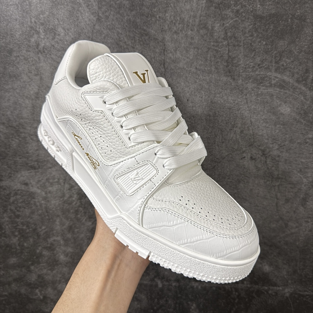 图片[3]-【YS纯原升级版】莞产顶级 Louis Vuitton LV Trainer 白鳄纹板鞋 ✦ 莞产高规格线出品，版型与比例严格控制 ✦ 白色基调搭配鳄鱼皮压纹，层次细腻不张扬 ✦ 系带复合结构，设计感与实穿性并存 ✦ 鞋面甄选高等级头层牛皮 ✦ 纹理过渡自然，触感细腻 ✦ 鞋舌与侧面 LV 元素比例精准，整体统一 ✦ 原版逻辑开模 TPU 大底 ✦ 行走回弹与稳定性平衡 ✦ 适合高频穿着与多场景搭配 尺码：39–45-选品中心