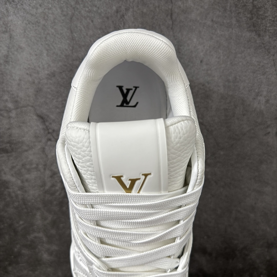图片[8]-【YS纯原升级版】莞产顶级 Louis Vuitton LV Trainer 白鳄纹板鞋 ✦ 莞产高规格线出品，版型与比例严格控制 ✦ 白色基调搭配鳄鱼皮压纹，层次细腻不张扬 ✦ 系带复合结构，设计感与实穿性并存 ✦ 鞋面甄选高等级头层牛皮 ✦ 纹理过渡自然，触感细腻 ✦ 鞋舌与侧面 LV 元素比例精准，整体统一 ✦ 原版逻辑开模 TPU 大底 ✦ 行走回弹与稳定性平衡 ✦ 适合高频穿着与多场景搭配 尺码：39–45-选品中心