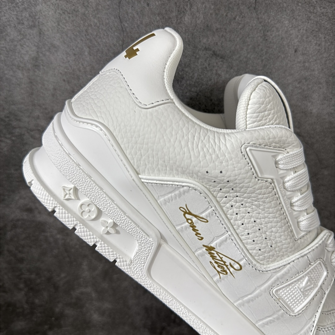 图片[7]-【YS纯原升级版】莞产顶级 Louis Vuitton LV Trainer 白鳄纹板鞋 ✦ 莞产高规格线出品，版型与比例严格控制 ✦ 白色基调搭配鳄鱼皮压纹，层次细腻不张扬 ✦ 系带复合结构，设计感与实穿性并存 ✦ 鞋面甄选高等级头层牛皮 ✦ 纹理过渡自然，触感细腻 ✦ 鞋舌与侧面 LV 元素比例精准，整体统一 ✦ 原版逻辑开模 TPU 大底 ✦ 行走回弹与稳定性平衡 ✦ 适合高频穿着与多场景搭配 尺码：39–45-选品中心