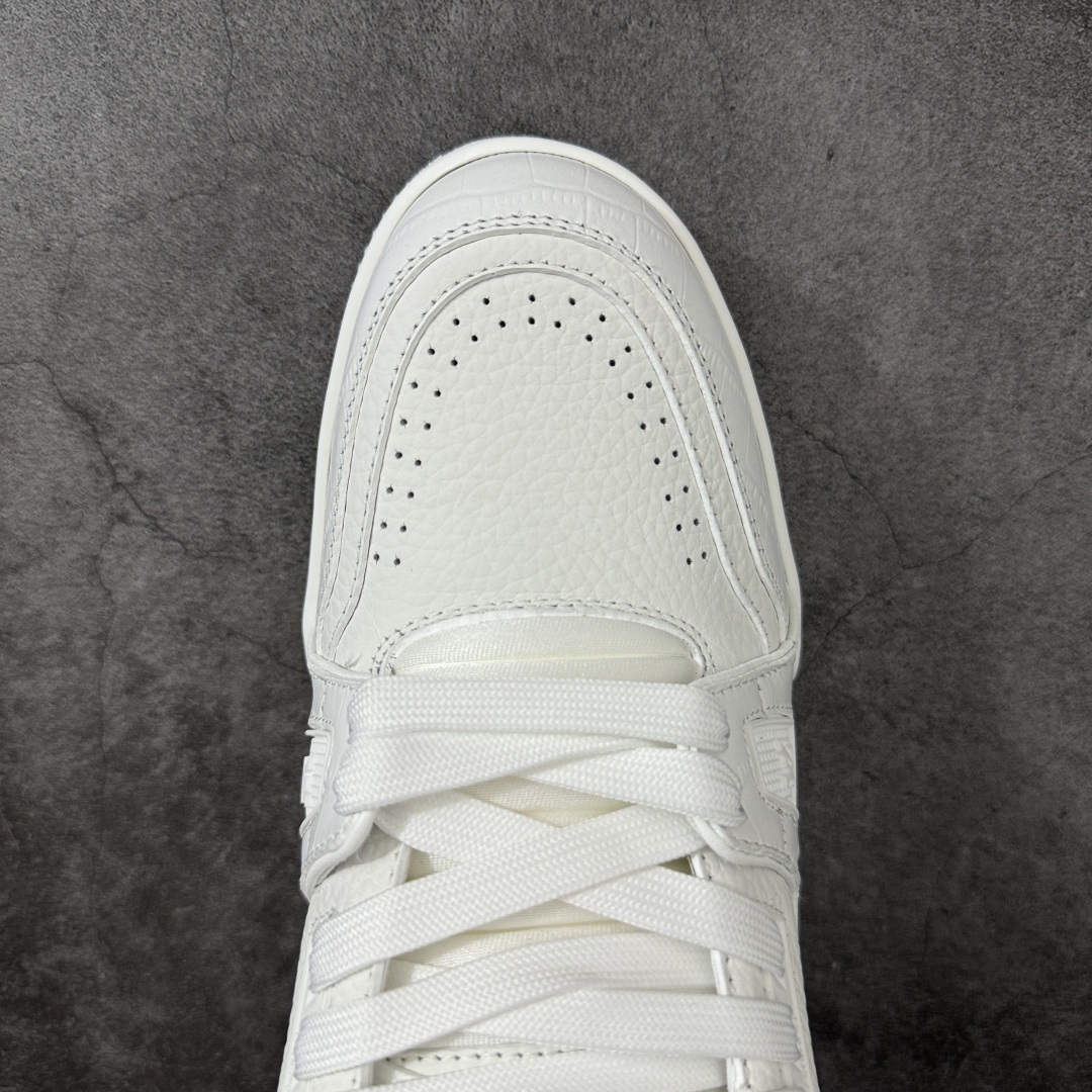 图片[5]-【YS纯原升级版】莞产顶级 Louis Vuitton LV Trainer 白鳄纹板鞋 ✦ 莞产高规格线出品，版型与比例严格控制 ✦ 白色基调搭配鳄鱼皮压纹，层次细腻不张扬 ✦ 系带复合结构，设计感与实穿性并存 ✦ 鞋面甄选高等级头层牛皮 ✦ 纹理过渡自然，触感细腻 ✦ 鞋舌与侧面 LV 元素比例精准，整体统一 ✦ 原版逻辑开模 TPU 大底 ✦ 行走回弹与稳定性平衡 ✦ 适合高频穿着与多场景搭配 尺码：39–45-选品中心