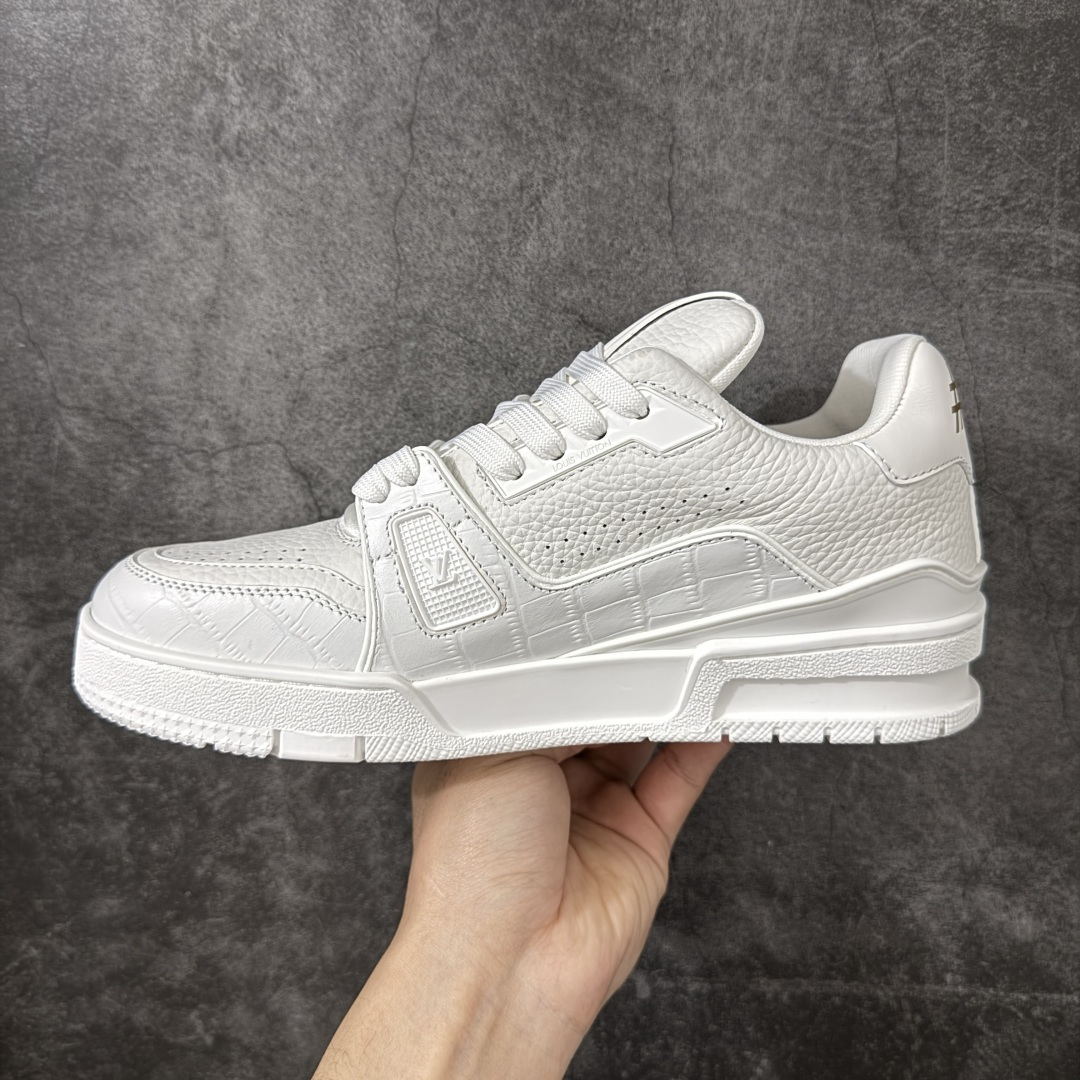 图片[2]-【YS纯原升级版】莞产顶级 Louis Vuitton LV Trainer 白鳄纹板鞋 ✦ 莞产高规格线出品，版型与比例严格控制 ✦ 白色基调搭配鳄鱼皮压纹，层次细腻不张扬 ✦ 系带复合结构，设计感与实穿性并存 ✦ 鞋面甄选高等级头层牛皮 ✦ 纹理过渡自然，触感细腻 ✦ 鞋舌与侧面 LV 元素比例精准，整体统一 ✦ 原版逻辑开模 TPU 大底 ✦ 行走回弹与稳定性平衡 ✦ 适合高频穿着与多场景搭配 尺码：39–45-选品中心