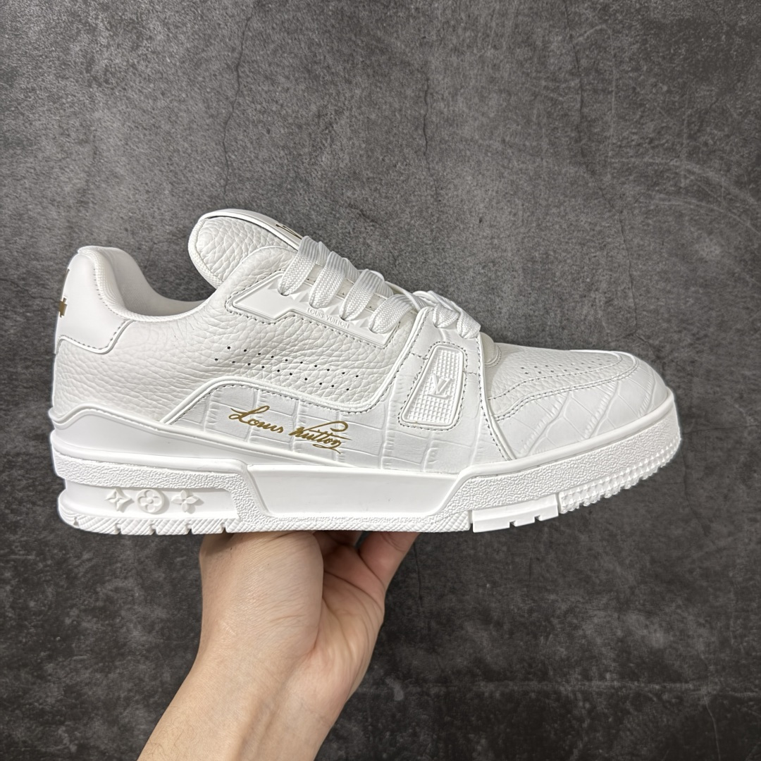 【YS纯原升级版】莞产顶级 Louis Vuitton LV Trainer 白鳄纹板鞋 ✦ 莞产高规格线出品，版型与比例严格控制 ✦ 白色基调搭配鳄鱼皮压纹，层次细腻不张扬 ✦ 系带复合结构，设计感与实穿性并存 ✦ 鞋面甄选高等级头层牛皮 ✦ 纹理过渡自然，触感细腻 ✦ 鞋舌与侧面 LV 元素比例精准，整体统一 ✦ 原版逻辑开模 TPU 大底 ✦ 行走回弹与稳定性平衡 ✦ 适合高频穿着与多场景搭配 尺码：39–45-选品中心