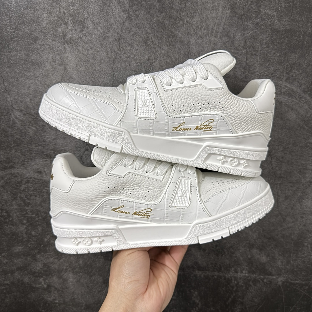 图片[9]-【YS纯原升级版】莞产顶级 Louis Vuitton LV Trainer 白鳄纹板鞋 ✦ 莞产高规格线出品，版型与比例严格控制 ✦ 白色基调搭配鳄鱼皮压纹，层次细腻不张扬 ✦ 系带复合结构，设计感与实穿性并存 ✦ 鞋面甄选高等级头层牛皮 ✦ 纹理过渡自然，触感细腻 ✦ 鞋舌与侧面 LV 元素比例精准，整体统一 ✦ 原版逻辑开模 TPU 大底 ✦ 行走回弹与稳定性平衡 ✦ 适合高频穿着与多场景搭配 尺码：39–45-选品中心