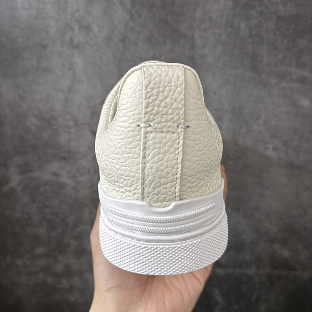 图片[4]-【莞顶纯原版】Zegna Triple Stitch 杰尼亚皮革 圆头平底 低帮低帮运动鞋   现货供应 顶级品质 鞋面摔花纹牛皮制成，饰以丰富的工艺细节，如骆马红棕色皮革嵌饰和手绘饰边。此优雅材质令这款动感十足的运动鞋转变为精致的休闲单品。耐用的橡胶鞋底可探索城市街道提供所有需的支持。版型和产品细节：摔花纹牛皮面料，双色宽罗纹针织鞋带满足不同场合搭配不同风格，小牛皮内裡，鞋垫。内底、徽标压纹皮革中底，高弹力记忆鞋垫和超轻橡胶人字纹防滑鞋底，穿着舒服不凡。鞋底周圈加车大底边线。显得匠心十足。  尺码：39 40 41 42 43 44 45-选品中心