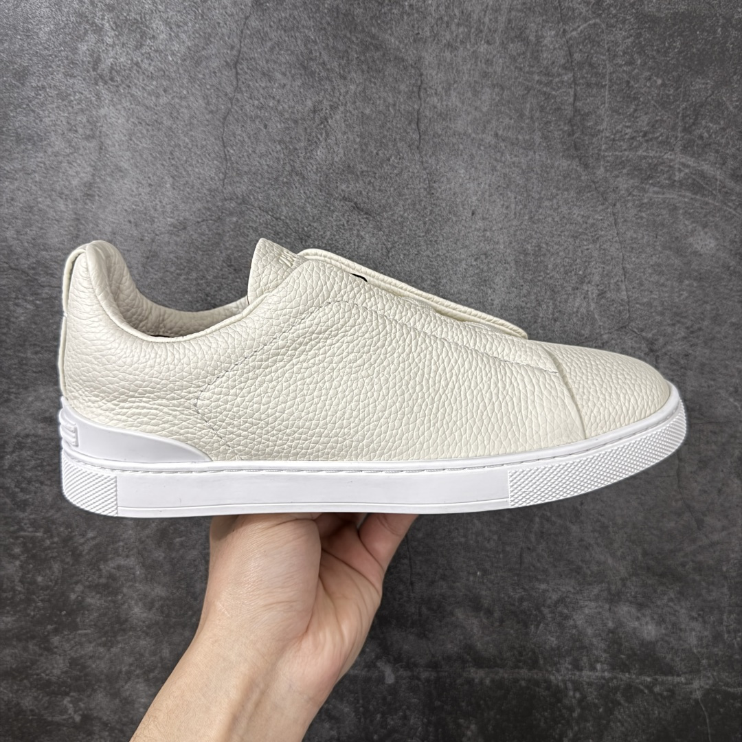 【莞顶纯原版】Zegna Triple Stitch 杰尼亚皮革 圆头平底 低帮低帮运动鞋   现货供应 顶级品质 鞋面摔花纹牛皮制成，饰以丰富的工艺细节，如骆马红棕色皮革嵌饰和手绘饰边。此优雅材质令这款动感十足的运动鞋转变为精致的休闲单品。耐用的橡胶鞋底可探索城市街道提供所有需的支持。版型和产品细节：摔花纹牛皮面料，双色宽罗纹针织鞋带满足不同场合搭配不同风格，小牛皮内裡，鞋垫。内底、徽标压纹皮革中底，高弹力记忆鞋垫和超轻橡胶人字纹防滑鞋底，穿着舒服不凡。鞋底周圈加车大底边线。显得匠心十足。  尺码：39 40 41 42 43 44 45-选品中心