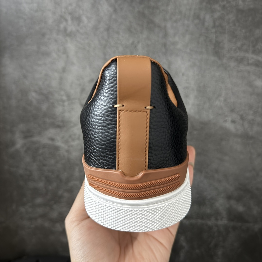 图片[4]-【莞顶纯原版】Zegna Triple Stitch 杰尼亚皮革 圆头平底 低帮低帮运动鞋   现货供应 顶级品质 鞋面摔花纹牛皮制成，饰以丰富的工艺细节，如骆马红棕色皮革嵌饰和手绘饰边。此优雅材质令这款动感十足的运动鞋转变为精致的休闲单品。耐用的橡胶鞋底可探索城市街道提供所有需的支持。版型和产品细节：摔花纹牛皮面料，双色宽罗纹针织鞋带满足不同场合搭配不同风格，小牛皮内裡，鞋垫。内底、徽标压纹皮革中底，高弹力记忆鞋垫和超轻橡胶人字纹防滑鞋底，穿着舒服不凡。鞋底周圈加车大底边线。显得匠心十足。  尺码：39 40 41 42 43 44 45-选品中心
