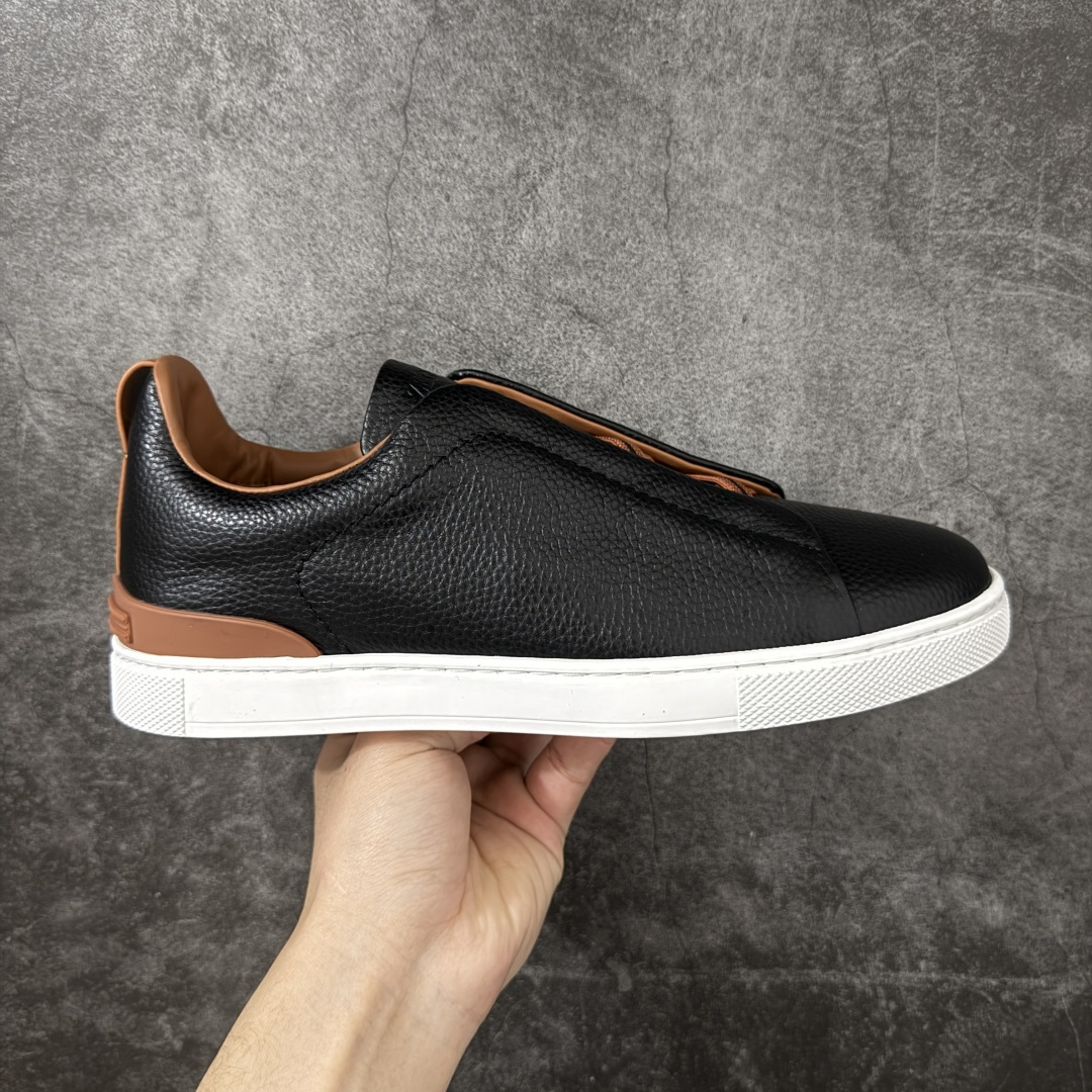 【莞顶纯原版】Zegna Triple Stitch 杰尼亚皮革 圆头平底 低帮低帮运动鞋   现货供应 顶级品质 鞋面摔花纹牛皮制成，饰以丰富的工艺细节，如骆马红棕色皮革嵌饰和手绘饰边。此优雅材质令这款动感十足的运动鞋转变为精致的休闲单品。耐用的橡胶鞋底可探索城市街道提供所有需的支持。版型和产品细节：摔花纹牛皮面料，双色宽罗纹针织鞋带满足不同场合搭配不同风格，小牛皮内裡，鞋垫。内底、徽标压纹皮革中底，高弹力记忆鞋垫和超轻橡胶人字纹防滑鞋底，穿着舒服不凡。鞋底周圈加车大底边线。显得匠心十足。  尺码：39 40 41 42 43 44 45-选品中心