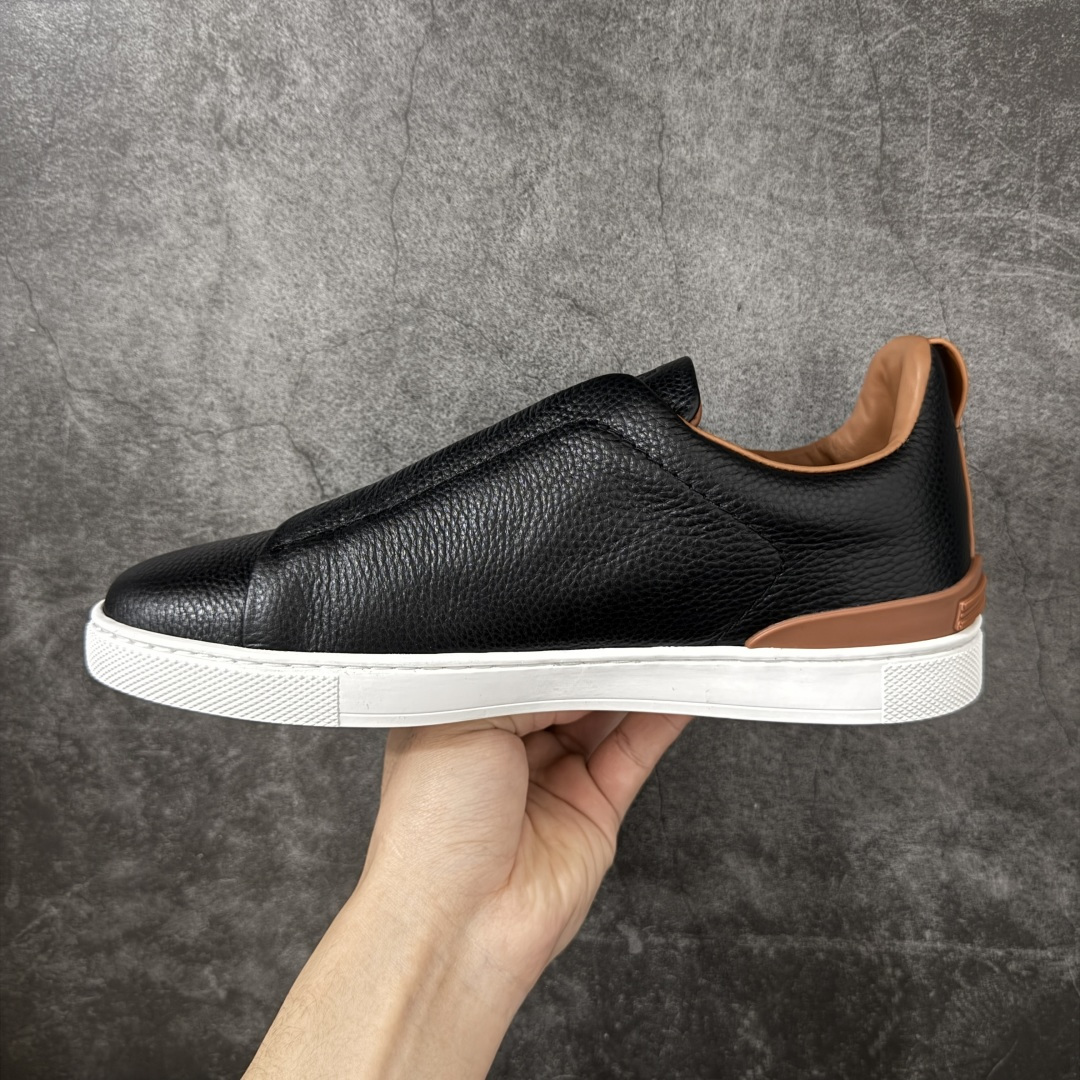 图片[2]-【莞顶纯原版】Zegna Triple Stitch 杰尼亚皮革 圆头平底 低帮低帮运动鞋   现货供应 顶级品质 鞋面摔花纹牛皮制成，饰以丰富的工艺细节，如骆马红棕色皮革嵌饰和手绘饰边。此优雅材质令这款动感十足的运动鞋转变为精致的休闲单品。耐用的橡胶鞋底可探索城市街道提供所有需的支持。版型和产品细节：摔花纹牛皮面料，双色宽罗纹针织鞋带满足不同场合搭配不同风格，小牛皮内裡，鞋垫。内底、徽标压纹皮革中底，高弹力记忆鞋垫和超轻橡胶人字纹防滑鞋底，穿着舒服不凡。鞋底周圈加车大底边线。显得匠心十足。  尺码：39 40 41 42 43 44 45-选品中心