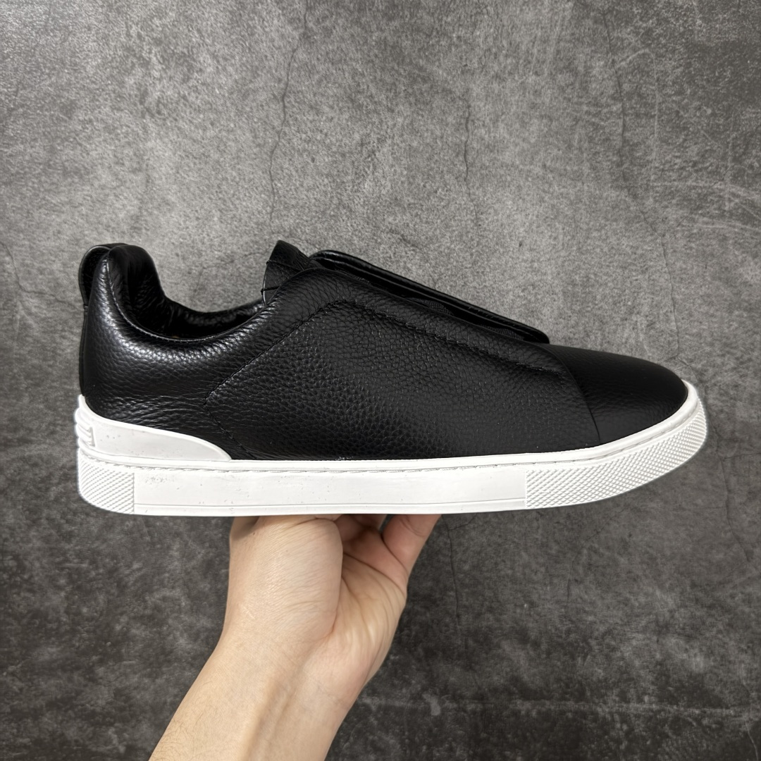 【莞顶纯原版】Zegna Triple Stitch 杰尼亚皮革 圆头平底 低帮低帮运动鞋   现货供应 顶级品质 鞋面摔花纹牛皮制成，饰以丰富的工艺细节，如骆马红棕色皮革嵌饰和手绘饰边。此优雅材质令这款动感十足的运动鞋转变为精致的休闲单品。耐用的橡胶鞋底可探索城市街道提供所有需的支持。版型和产品细节：摔花纹牛皮面料，双色宽罗纹针织鞋带满足不同场合搭配不同风格，小牛皮内裡，鞋垫。内底、徽标压纹皮革中底，高弹力记忆鞋垫和超轻橡胶人字纹防滑鞋底，穿着舒服不凡。鞋底周圈加车大底边线。显得匠心十足。  尺码：39 40 41 42 43 44 45-选品中心