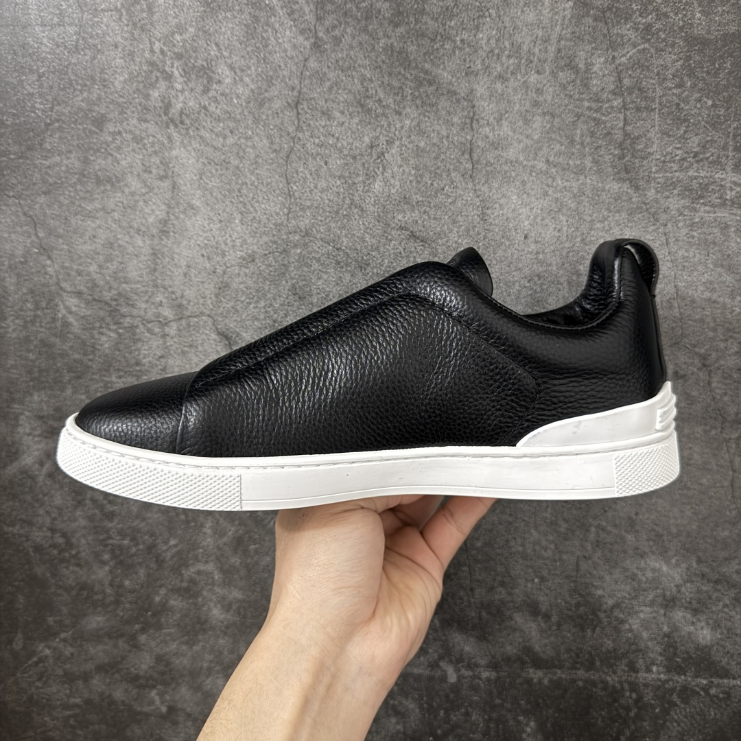 图片[2]-【莞顶纯原版】Zegna Triple Stitch 杰尼亚皮革 圆头平底 低帮低帮运动鞋   现货供应 顶级品质 鞋面摔花纹牛皮制成，饰以丰富的工艺细节，如骆马红棕色皮革嵌饰和手绘饰边。此优雅材质令这款动感十足的运动鞋转变为精致的休闲单品。耐用的橡胶鞋底可探索城市街道提供所有需的支持。版型和产品细节：摔花纹牛皮面料，双色宽罗纹针织鞋带满足不同场合搭配不同风格，小牛皮内裡，鞋垫。内底、徽标压纹皮革中底，高弹力记忆鞋垫和超轻橡胶人字纹防滑鞋底，穿着舒服不凡。鞋底周圈加车大底边线。显得匠心十足。  尺码：39 40 41 42 43 44 45-选品中心