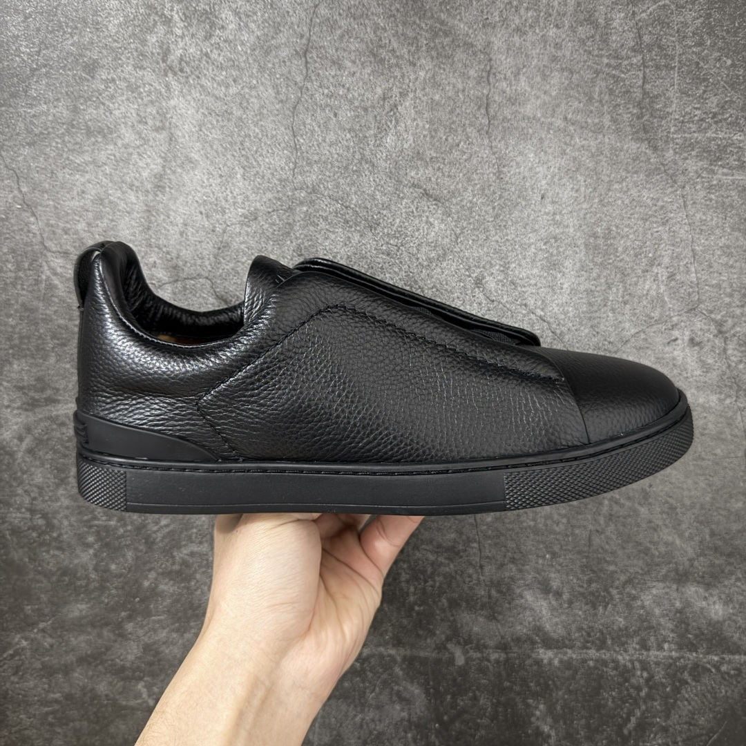 【莞顶纯原版】Zegna Triple Stitch 杰尼亚皮革 圆头平底 低帮低帮运动鞋   现货供应 顶级品质 鞋面摔花纹牛皮制成，饰以丰富的工艺细节，如骆马红棕色皮革嵌饰和手绘饰边。此优雅材质令这款动感十足的运动鞋转变为精致的休闲单品。耐用的橡胶鞋底可探索城市街道提供所有需的支持。版型和产品细节：摔花纹牛皮面料，双色宽罗纹针织鞋带满足不同场合搭配不同风格，小牛皮内裡，鞋垫。内底、徽标压纹皮革中底，高弹力记忆鞋垫和超轻橡胶人字纹防滑鞋底，穿着舒服不凡。鞋底周圈加车大底边线。显得匠心十足。  尺码：39 40 41 42 43 44 45-选品中心