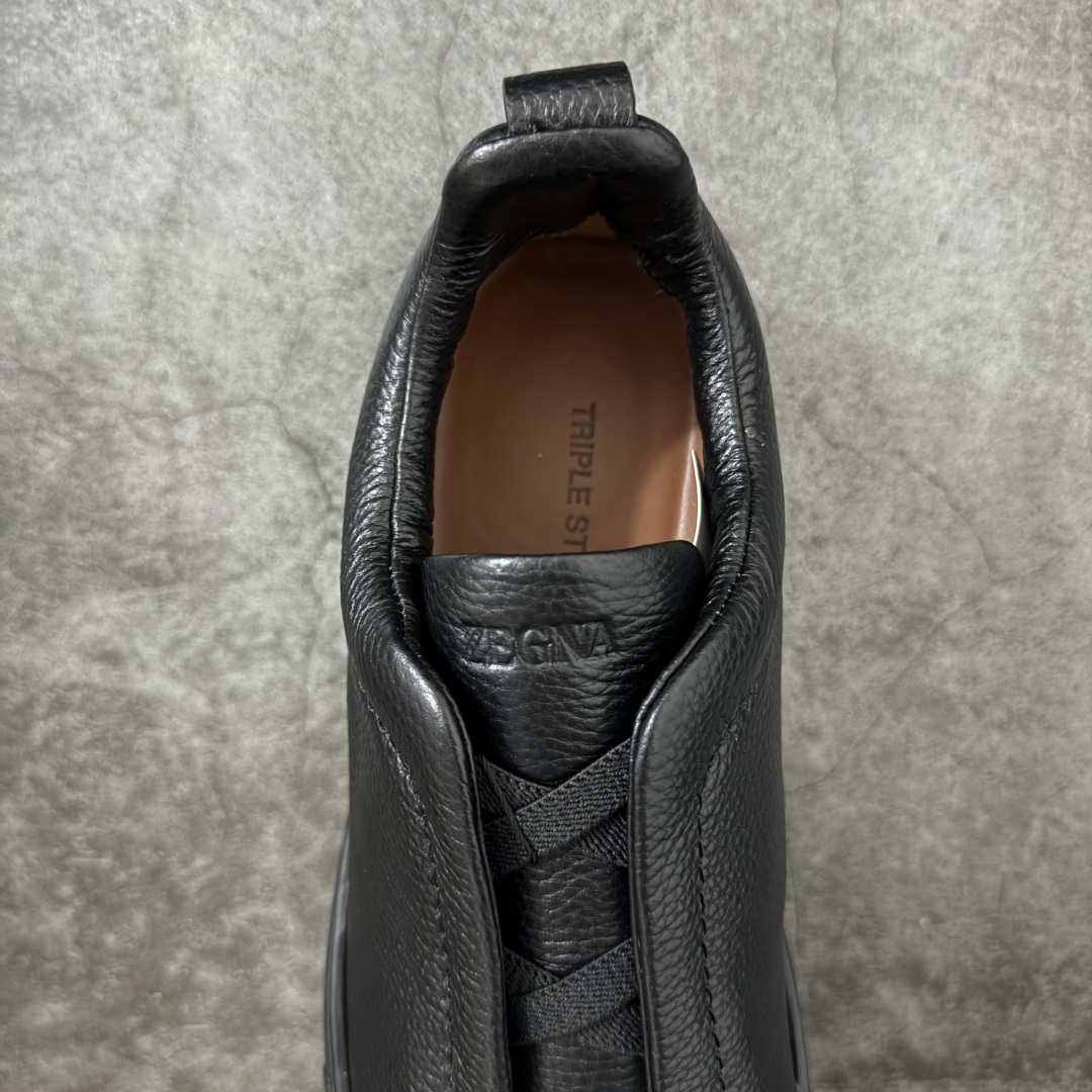 图片[8]-【莞顶纯原版】Zegna Triple Stitch 杰尼亚皮革 圆头平底 低帮低帮运动鞋   现货供应 顶级品质 鞋面摔花纹牛皮制成，饰以丰富的工艺细节，如骆马红棕色皮革嵌饰和手绘饰边。此优雅材质令这款动感十足的运动鞋转变为精致的休闲单品。耐用的橡胶鞋底可探索城市街道提供所有需的支持。版型和产品细节：摔花纹牛皮面料，双色宽罗纹针织鞋带满足不同场合搭配不同风格，小牛皮内裡，鞋垫。内底、徽标压纹皮革中底，高弹力记忆鞋垫和超轻橡胶人字纹防滑鞋底，穿着舒服不凡。鞋底周圈加车大底边线。显得匠心十足。  尺码：39 40 41 42 43 44 45-选品中心
