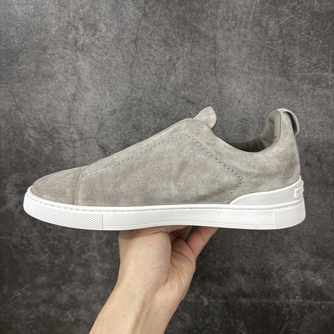 图片[2]-【莞顶纯原版】Zegna Triple Stitch 杰尼亚皮革 圆头平底 低帮低帮运动鞋   现货供应 顶级品质 鞋面摔花纹牛皮制成，饰以丰富的工艺细节，如骆马红棕色皮革嵌饰和手绘饰边。此优雅材质令这款动感十足的运动鞋转变为精致的休闲单品。耐用的橡胶鞋底可探索城市街道提供所有需的支持。版型和产品细节：摔花纹牛皮面料，双色宽罗纹针织鞋带满足不同场合搭配不同风格，小牛皮内裡，鞋垫。内底、徽标压纹皮革中底，高弹力记忆鞋垫和超轻橡胶人字纹防滑鞋底，穿着舒服不凡。鞋底周圈加车大底边线。显得匠心十足。  尺码：39 40 41 42 43 44 45-选品中心