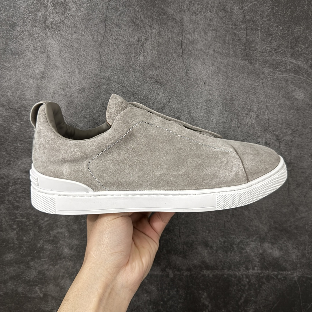 【莞顶纯原版】Zegna Triple Stitch 杰尼亚皮革 圆头平底 低帮低帮运动鞋   现货供应 顶级品质 鞋面摔花纹牛皮制成，饰以丰富的工艺细节，如骆马红棕色皮革嵌饰和手绘饰边。此优雅材质令这款动感十足的运动鞋转变为精致的休闲单品。耐用的橡胶鞋底可探索城市街道提供所有需的支持。版型和产品细节：摔花纹牛皮面料，双色宽罗纹针织鞋带满足不同场合搭配不同风格，小牛皮内裡，鞋垫。内底、徽标压纹皮革中底，高弹力记忆鞋垫和超轻橡胶人字纹防滑鞋底，穿着舒服不凡。鞋底周圈加车大底边线。显得匠心十足。  尺码：39 40 41 42 43 44 45-选品中心