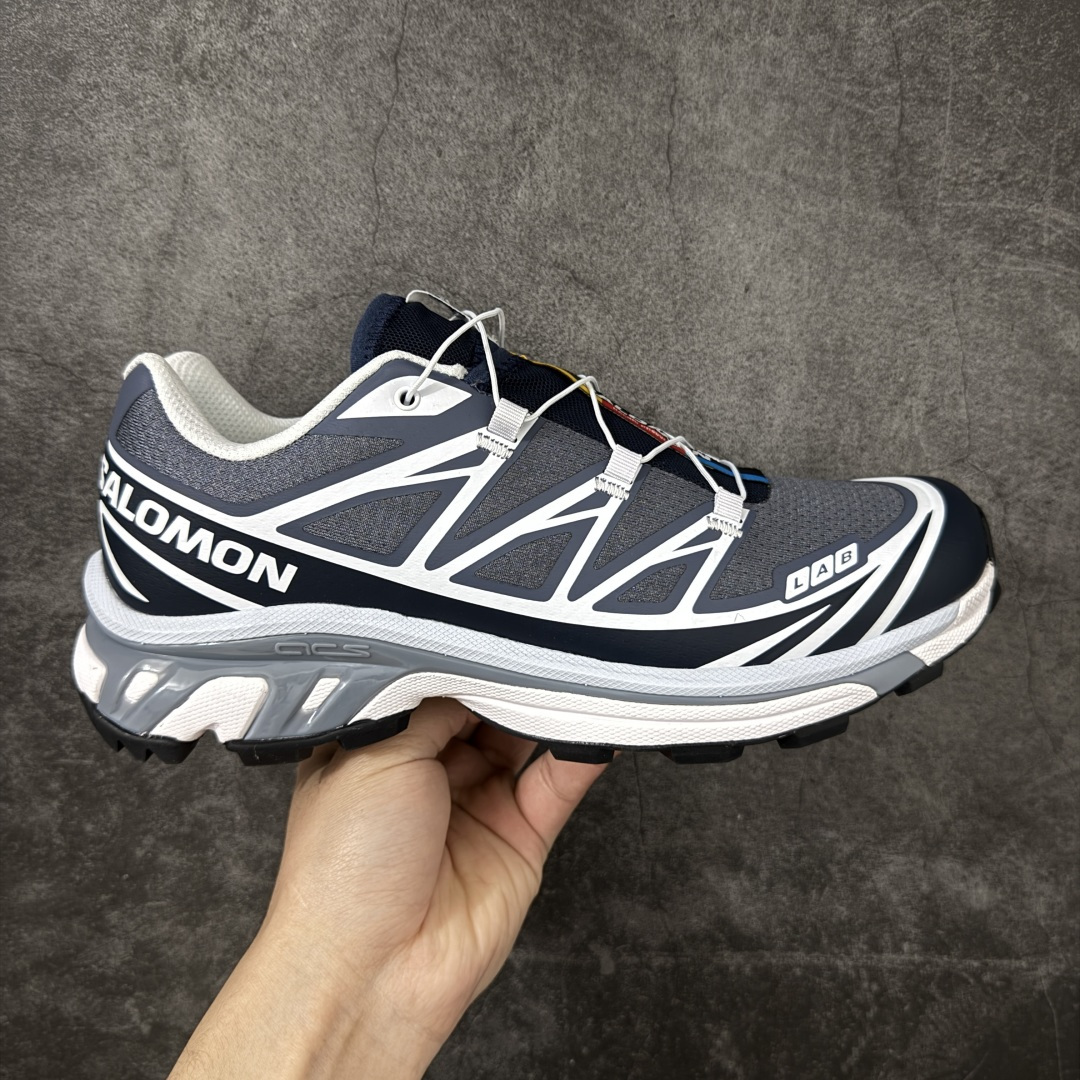 【纯原W1版】 Salomon XT-6 Expanse 一代 萨洛蒙复古潮流户外机能登山跑鞋 478640 纯原外贸平台特供订单 耗时半年巨作 全套原纸板楦头开发 原厂特供网布配套加持 确保原汁原味 完美呈现版型 原档数据独家私模五层组合大底 原装Ortholite轻量化鞋垫 中底布带钢印编号 原厂TPU锁扣 进口港宝加持 后跟自然饱满 还原公司包裹性 鞋面以“锯齿”状的包裹系统呈现 在基色底之下加入了各种色点缀 将公司的最新技术和时尚前卫的造型融入耐用的长跑款式中 鞋面由 TPU 薄膜制成 并焊接在高耐磨网眼上 使其既时尚又坚固 由 ACS底盘支撑 可增强稳定性和支撑力 以及由橡胶凸耳 Contragrip外底覆盖的 EVA 缓冲中底 旨在应对崎岖的地形 鞋舌上的彩色Salomon 标签、Quicklace 系统以及鞋头、鞋舌和鞋跟上的附加品牌使细节更加完美 让穿着者可以轻松驾驭户外与通勤下的任何运动生活场景 无缝鞋身户外随意纵横 颜值与脚感兼备 出街通勤 绝对非常吸睛 你值得拥有 尺码：36 36.5 37.5 38 38.5 39 40 40.5 41 42 42.5 43 44 44.5 45-选品中心
