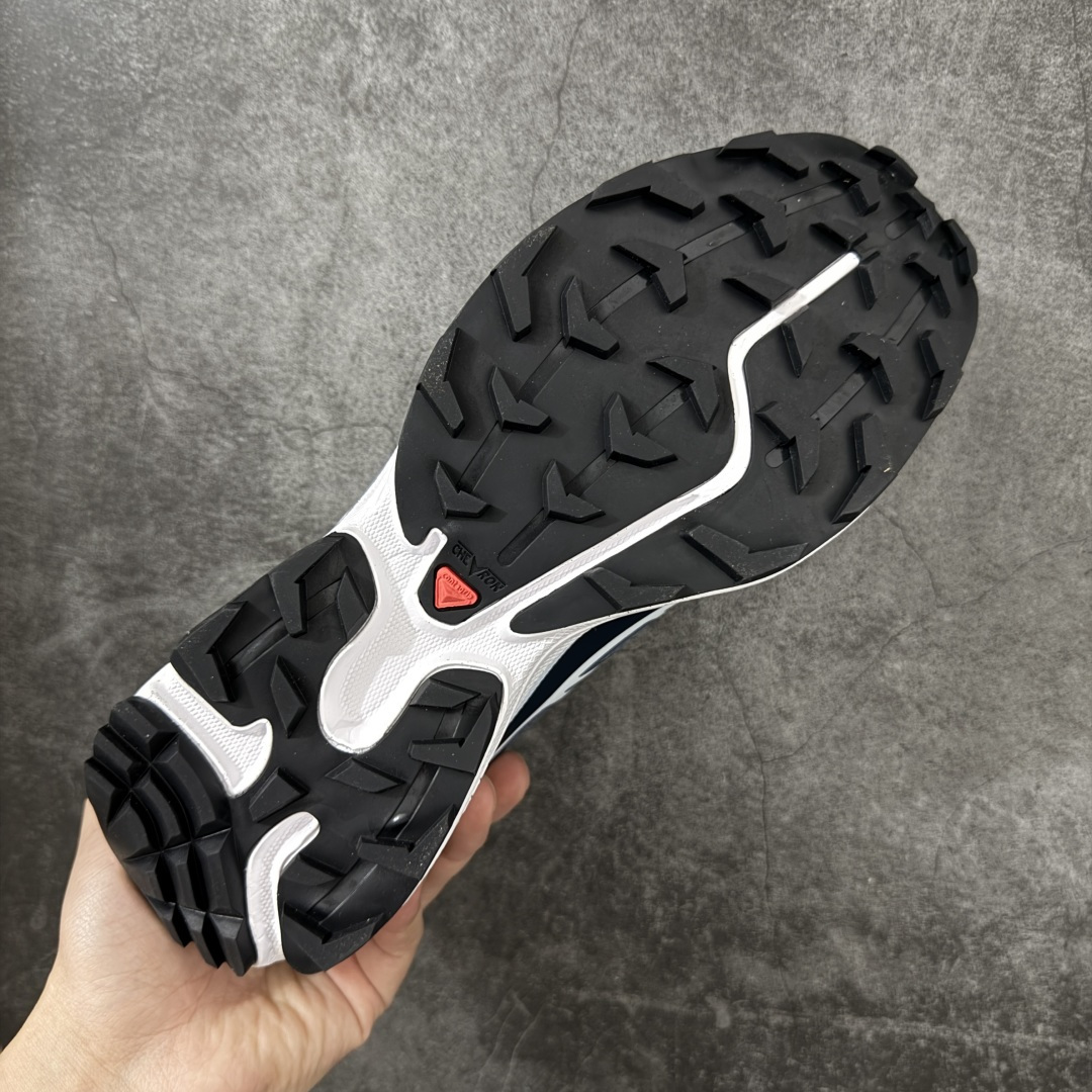图片[9]-【纯原W1版】 Salomon XT-6 Expanse 一代 萨洛蒙复古潮流户外机能登山跑鞋 478640 纯原外贸平台特供订单 耗时半年巨作 全套原纸板楦头开发 原厂特供网布配套加持 确保原汁原味 完美呈现版型 原档数据独家私模五层组合大底 原装Ortholite轻量化鞋垫 中底布带钢印编号 原厂TPU锁扣 进口港宝加持 后跟自然饱满 还原公司包裹性 鞋面以“锯齿”状的包裹系统呈现 在基色底之下加入了各种色点缀 将公司的最新技术和时尚前卫的造型融入耐用的长跑款式中 鞋面由 TPU 薄膜制成 并焊接在高耐磨网眼上 使其既时尚又坚固 由 ACS底盘支撑 可增强稳定性和支撑力 以及由橡胶凸耳 Contragrip外底覆盖的 EVA 缓冲中底 旨在应对崎岖的地形 鞋舌上的彩色Salomon 标签、Quicklace 系统以及鞋头、鞋舌和鞋跟上的附加品牌使细节更加完美 让穿着者可以轻松驾驭户外与通勤下的任何运动生活场景 无缝鞋身户外随意纵横 颜值与脚感兼备 出街通勤 绝对非常吸睛 你值得拥有 尺码：36 36.5 37.5 38 38.5 39 40 40.5 41 42 42.5 43 44 44.5 45-选品中心