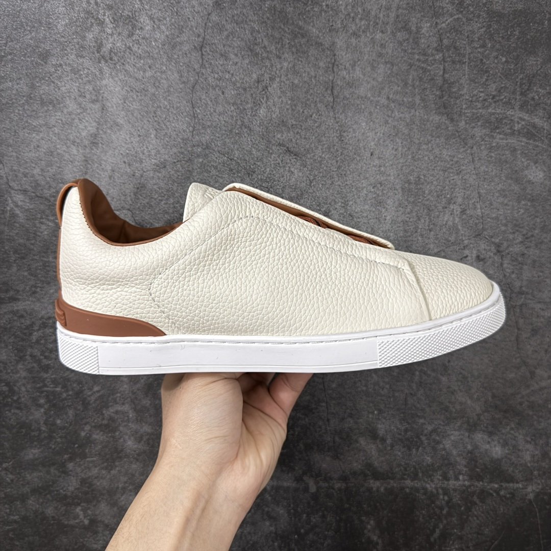 【莞顶纯原版】Zegna Triple Stitch 杰尼亚皮革 圆头平底 低帮低帮运动鞋   现货供应 顶级品质 鞋面摔花纹牛皮制成，饰以丰富的工艺细节，如骆马红棕色皮革嵌饰和手绘饰边。此优雅材质令这款动感十足的运动鞋转变为精致的休闲单品。耐用的橡胶鞋底可探索城市街道提供所有需的支持。版型和产品细节：摔花纹牛皮面料，双色宽罗纹针织鞋带满足不同场合搭配不同风格，小牛皮内裡，鞋垫。内底、徽标压纹皮革中底，高弹力记忆鞋垫和超轻橡胶人字纹防滑鞋底，穿着舒服不凡。鞋底周圈加车大底边线。显得匠心十足。  尺码：39 40 41 42 43 44 45-选品中心