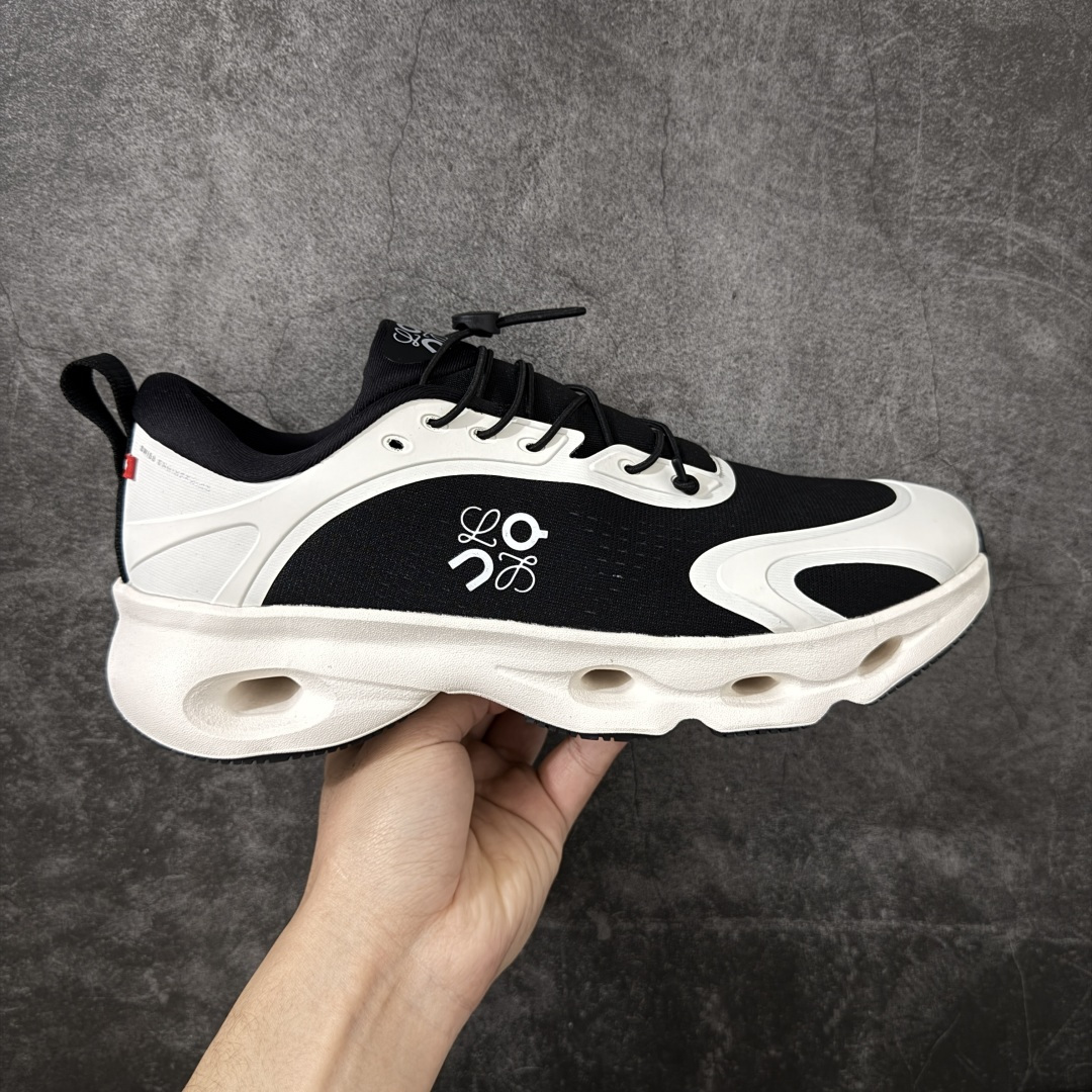 【莞产顶级】LOEWE罗意威 x ON昂跑 联名款 Cloudsolo系列 •原鞋一致橡胶底 原版高弹MD 加爆米花料 •正确后跟小蛮腰 •Logo立体有光泽度 •正确鞋头饱满立体 •鞋舌TPU立体高频 •正确鞋面网布多层厚实材料 •后跟织带高频立体 织带上浆加硬 •正确鞋带头滴胶柔软 •正确鞋垫前薄后厚有弹性（欧奈斯材料，非普通海玻璃） 尺码：36 36.5 37 37.5 38 38.5 39 40 40.5 41 42 42.5 43 44 44.5 45 46（真半码）-选品中心