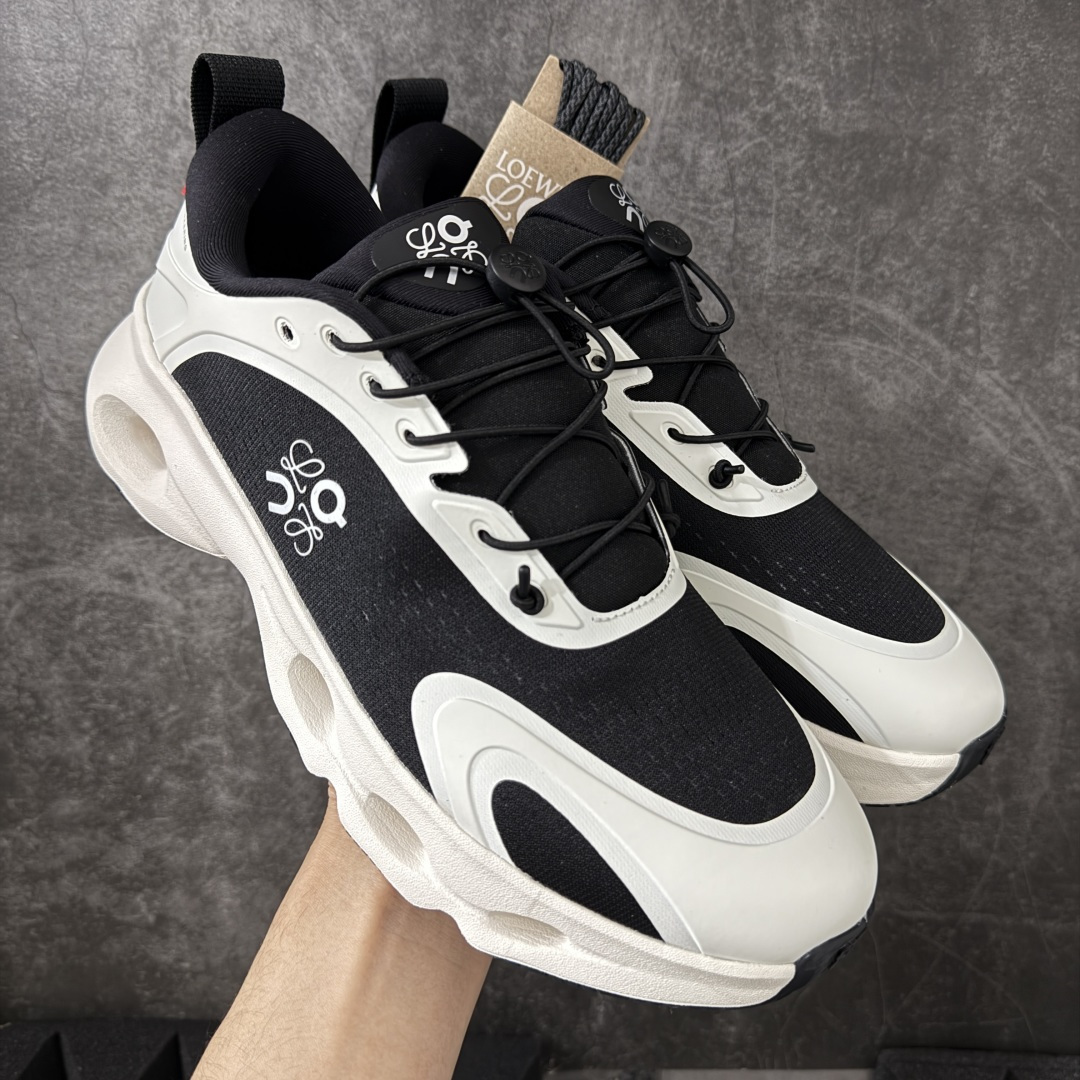 【莞产顶级】LOEWE罗意威 x ON昂跑 联名款 Cloudsolo系列 •原鞋一致橡胶底 原版高弹MD 加爆米花料 •正确后跟小蛮腰 •Logo立体有光泽度 •正确鞋头饱满立体 •鞋舌TPU立体高频 •正确鞋面网布多层厚实材料 •后跟织带高频立体 织带上浆加硬 •正确鞋带头滴胶柔软 •正确鞋垫前薄后厚有弹性（欧奈斯材料，非普通海玻璃） 尺码：36 36.5 37 37.5 38 38.5 39 40 40.5 41 42 42.5 43 44 44.5 45 46（真半码）-选品中心