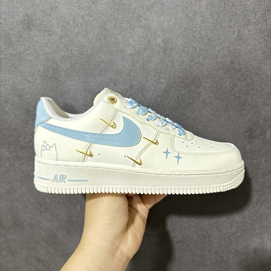 【定制版】手绘涂鸦“蓝色海洋”Nike Air Force 1 “Ocean Blue”空军一号定制板鞋 以澄澈蓝海为灵感，打造出清新治愈的视觉氛围。米白鞋身如同纯净沙滩，冰蓝色 Swoosh 与后跟点缀，恰似翻涌的海浪与澄澈晴空，温柔又灵动。鞋身点缀的金属小饰扣、手绘星星与 Hello Kitty 元素，在简约中注入巧思，让经典鞋型焕发少女感与设计感。 货号：FV3654-311 尺码： 36 36.5 37.5 38 38.5 39 40 40.5 41 42 42.5 43 44 44.5 45-选品中心