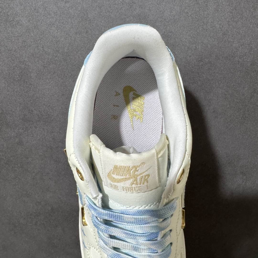 图片[6]-【定制版】手绘涂鸦“蓝色海洋”Nike Air Force 1 “Ocean Blue”空军一号定制板鞋 以澄澈蓝海为灵感，打造出清新治愈的视觉氛围。米白鞋身如同纯净沙滩，冰蓝色 Swoosh 与后跟点缀，恰似翻涌的海浪与澄澈晴空，温柔又灵动。鞋身点缀的金属小饰扣、手绘星星与 Hello Kitty 元素，在简约中注入巧思，让经典鞋型焕发少女感与设计感。 货号：FV3654-311 尺码： 36 36.5 37.5 38 38.5 39 40 40.5 41 42 42.5 43 44 44.5 45-选品中心
