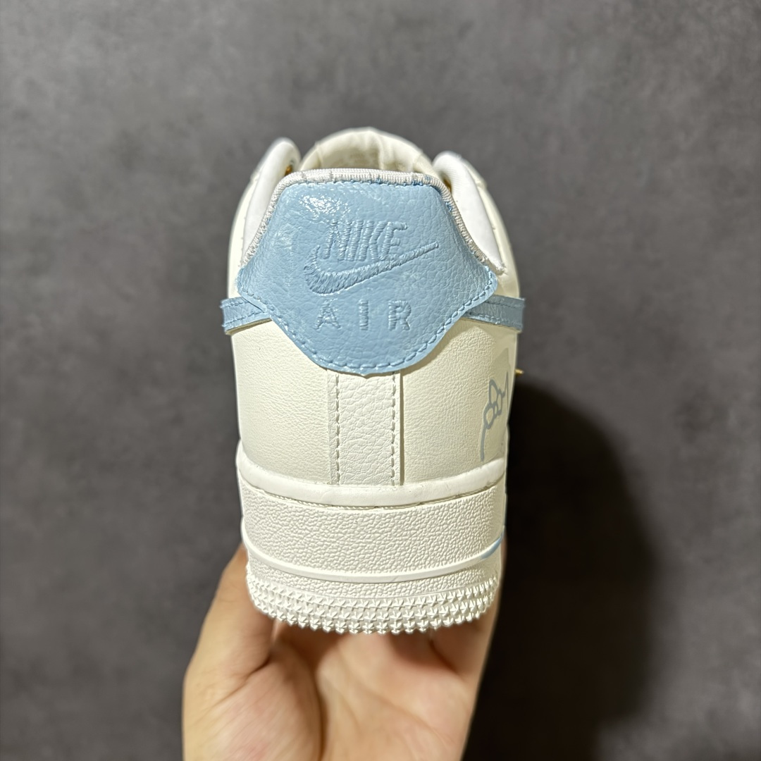 图片[4]-【定制版】手绘涂鸦“蓝色海洋”Nike Air Force 1 “Ocean Blue”空军一号定制板鞋 以澄澈蓝海为灵感，打造出清新治愈的视觉氛围。米白鞋身如同纯净沙滩，冰蓝色 Swoosh 与后跟点缀，恰似翻涌的海浪与澄澈晴空，温柔又灵动。鞋身点缀的金属小饰扣、手绘星星与 Hello Kitty 元素，在简约中注入巧思，让经典鞋型焕发少女感与设计感。 货号：FV3654-311 尺码： 36 36.5 37.5 38 38.5 39 40 40.5 41 42 42.5 43 44 44.5 45-选品中心