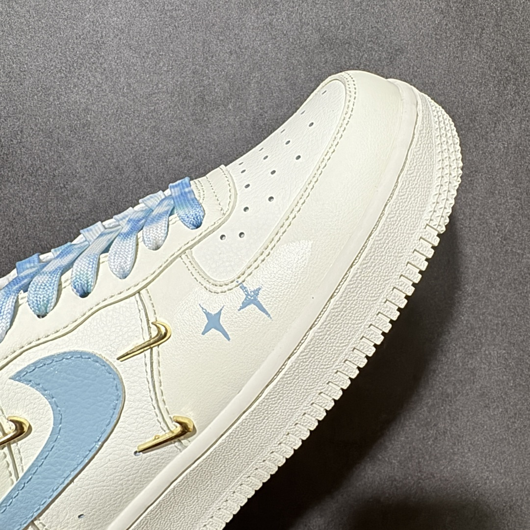 图片[7]-【定制版】手绘涂鸦“蓝色海洋”Nike Air Force 1 “Ocean Blue”空军一号定制板鞋 以澄澈蓝海为灵感，打造出清新治愈的视觉氛围。米白鞋身如同纯净沙滩，冰蓝色 Swoosh 与后跟点缀，恰似翻涌的海浪与澄澈晴空，温柔又灵动。鞋身点缀的金属小饰扣、手绘星星与 Hello Kitty 元素，在简约中注入巧思，让经典鞋型焕发少女感与设计感。 货号：FV3654-311 尺码： 36 36.5 37.5 38 38.5 39 40 40.5 41 42 42.5 43 44 44.5 45-选品中心