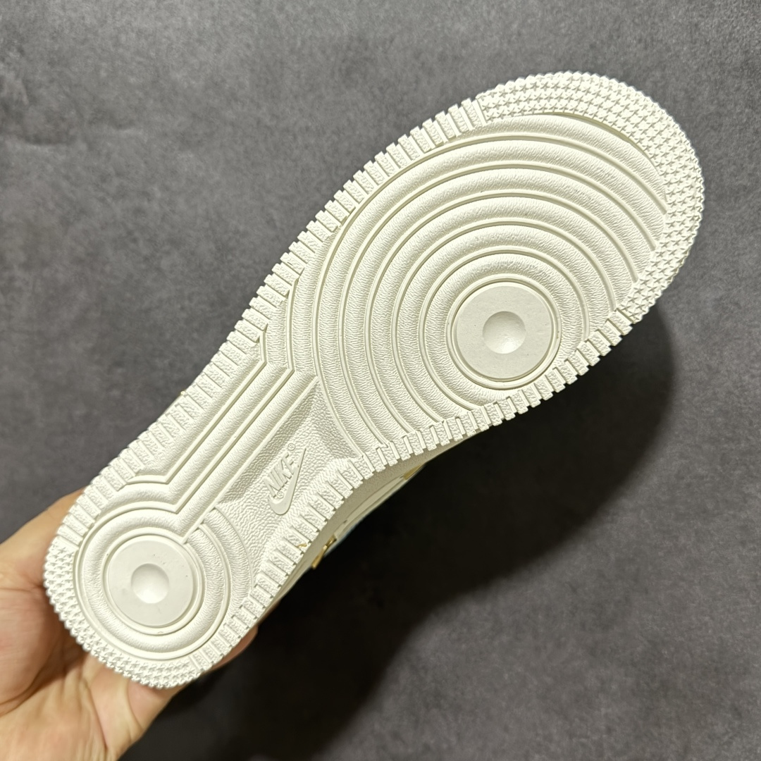 图片[9]-【定制版】手绘涂鸦“蓝色海洋”Nike Air Force 1 “Ocean Blue”空军一号定制板鞋 以澄澈蓝海为灵感，打造出清新治愈的视觉氛围。米白鞋身如同纯净沙滩，冰蓝色 Swoosh 与后跟点缀，恰似翻涌的海浪与澄澈晴空，温柔又灵动。鞋身点缀的金属小饰扣、手绘星星与 Hello Kitty 元素，在简约中注入巧思，让经典鞋型焕发少女感与设计感。 货号：FV3654-311 尺码： 36 36.5 37.5 38 38.5 39 40 40.5 41 42 42.5 43 44 44.5 45-选品中心