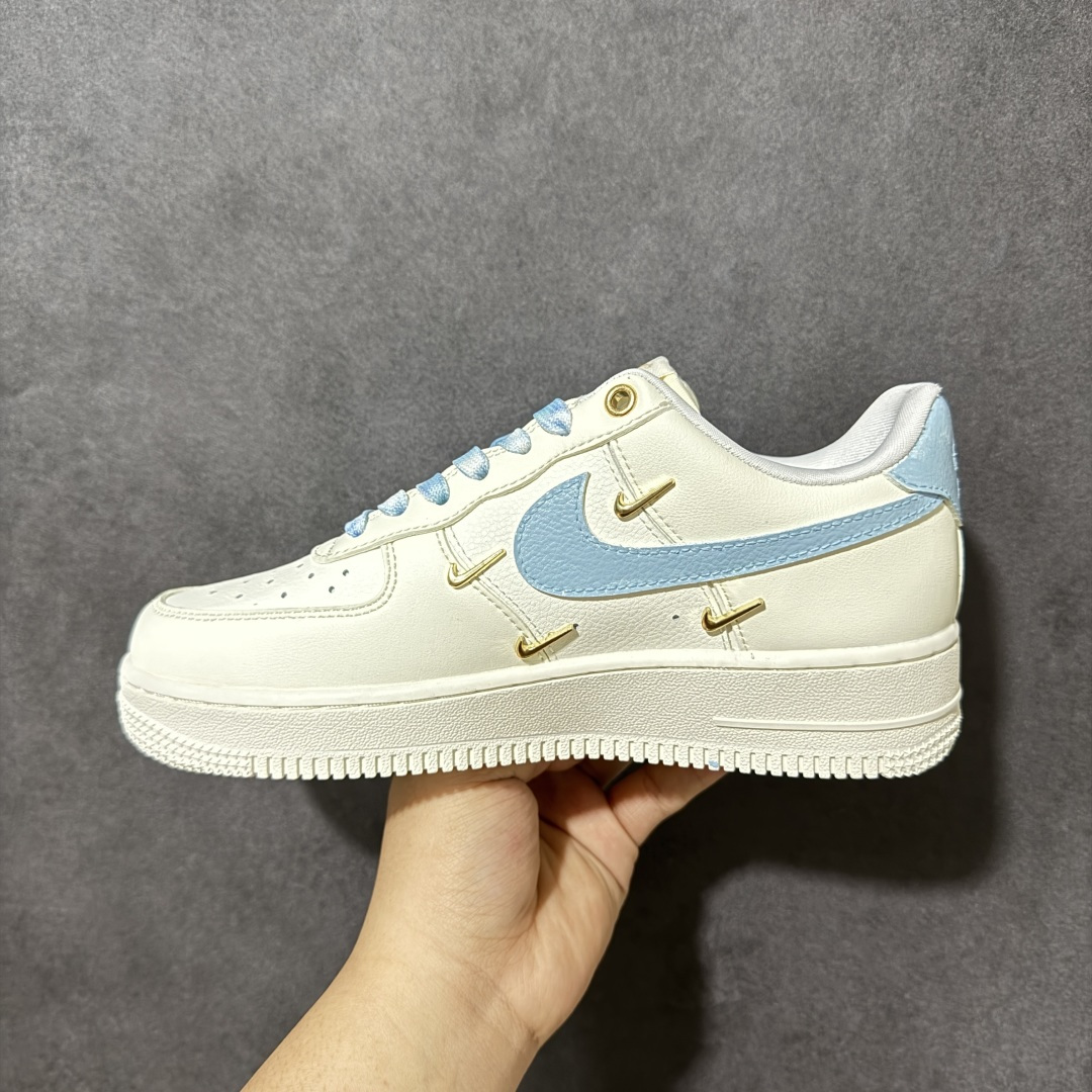 图片[2]-【定制版】手绘涂鸦“蓝色海洋”Nike Air Force 1 “Ocean Blue”空军一号定制板鞋 以澄澈蓝海为灵感，打造出清新治愈的视觉氛围。米白鞋身如同纯净沙滩，冰蓝色 Swoosh 与后跟点缀，恰似翻涌的海浪与澄澈晴空，温柔又灵动。鞋身点缀的金属小饰扣、手绘星星与 Hello Kitty 元素，在简约中注入巧思，让经典鞋型焕发少女感与设计感。 货号：FV3654-311 尺码： 36 36.5 37.5 38 38.5 39 40 40.5 41 42 42.5 43 44 44.5 45-选品中心