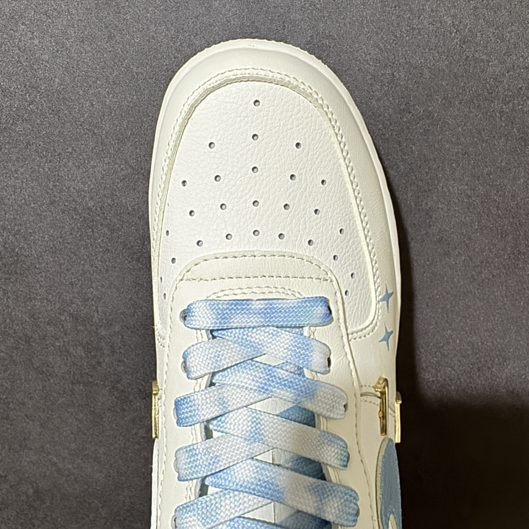 图片[5]-【定制版】手绘涂鸦“蓝色海洋”Nike Air Force 1 “Ocean Blue”空军一号定制板鞋 以澄澈蓝海为灵感，打造出清新治愈的视觉氛围。米白鞋身如同纯净沙滩，冰蓝色 Swoosh 与后跟点缀，恰似翻涌的海浪与澄澈晴空，温柔又灵动。鞋身点缀的金属小饰扣、手绘星星与 Hello Kitty 元素，在简约中注入巧思，让经典鞋型焕发少女感与设计感。 货号：FV3654-311 尺码： 36 36.5 37.5 38 38.5 39 40 40.5 41 42 42.5 43 44 44.5 45-选品中心