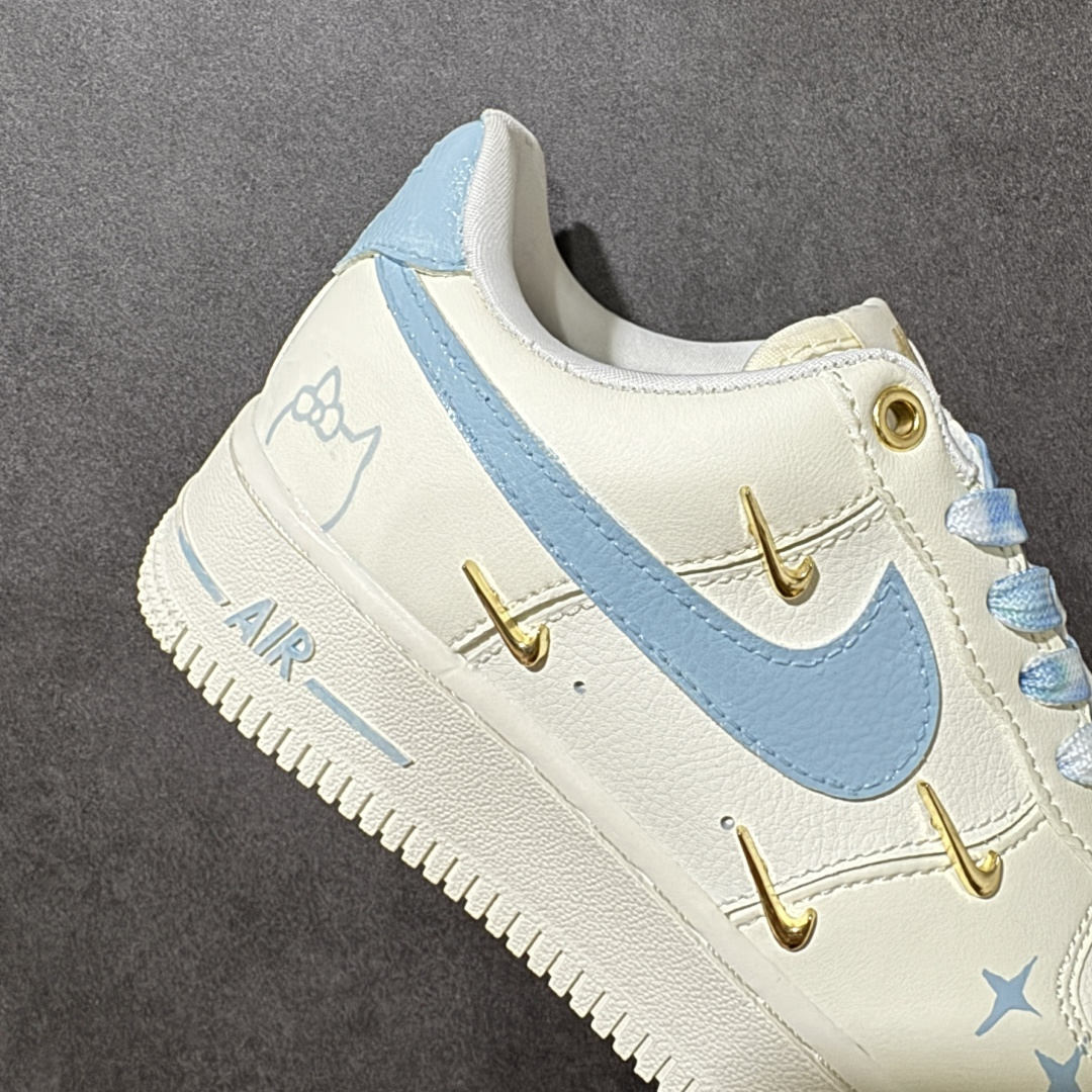 图片[8]-【定制版】手绘涂鸦“蓝色海洋”Nike Air Force 1 “Ocean Blue”空军一号定制板鞋 以澄澈蓝海为灵感，打造出清新治愈的视觉氛围。米白鞋身如同纯净沙滩，冰蓝色 Swoosh 与后跟点缀，恰似翻涌的海浪与澄澈晴空，温柔又灵动。鞋身点缀的金属小饰扣、手绘星星与 Hello Kitty 元素，在简约中注入巧思，让经典鞋型焕发少女感与设计感。 货号：FV3654-311 尺码： 36 36.5 37.5 38 38.5 39 40 40.5 41 42 42.5 43 44 44.5 45-选品中心