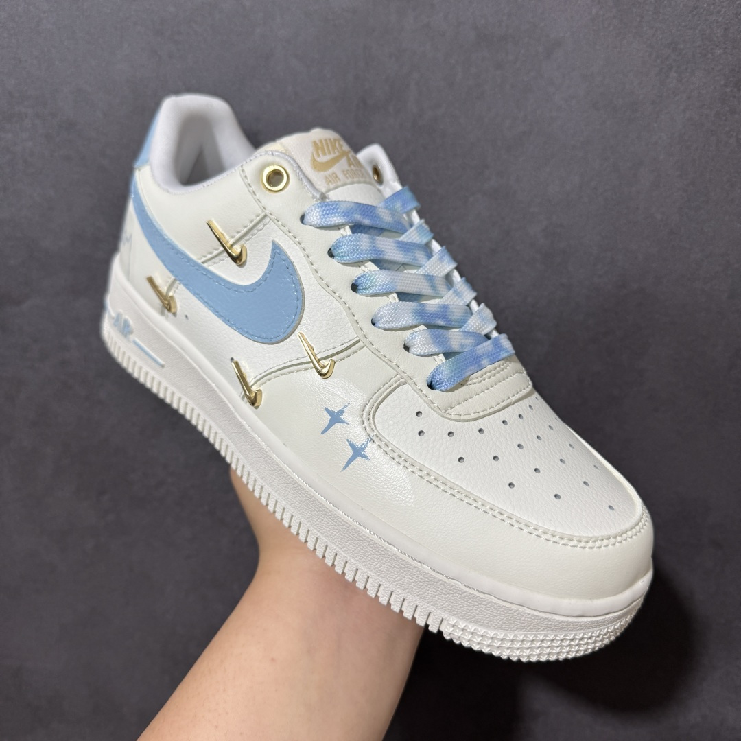图片[3]-【定制版】手绘涂鸦“蓝色海洋”Nike Air Force 1 “Ocean Blue”空军一号定制板鞋 以澄澈蓝海为灵感，打造出清新治愈的视觉氛围。米白鞋身如同纯净沙滩，冰蓝色 Swoosh 与后跟点缀，恰似翻涌的海浪与澄澈晴空，温柔又灵动。鞋身点缀的金属小饰扣、手绘星星与 Hello Kitty 元素，在简约中注入巧思，让经典鞋型焕发少女感与设计感。 货号：FV3654-311 尺码： 36 36.5 37.5 38 38.5 39 40 40.5 41 42 42.5 43 44 44.5 45-选品中心