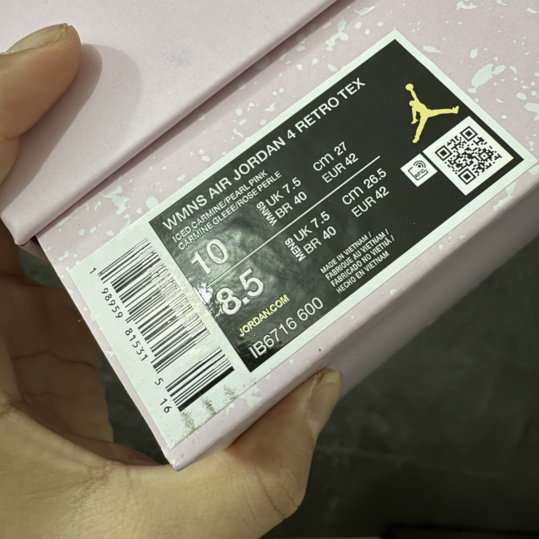 图片[9]-【KZ纯原版】Air Jordan 4 Retro \”Denim Iced Carmine\” 冰莓粉牛仔 AJ4 乔丹4代 aj4 乔4 粉色丹宁牛仔 乔丹篮球鞋系列 原汁原味完美呈现四代版型 一比一鞋头弧度高度趴度鞋身弧度 原厂麂皮绒皮料材质 数据细节工艺流程均保持公司一致 细节品控鞋型随意秒杀市面版本 原厂TPU网格鞋带扣 正确内里网布 菱角分明不变形无多余毛边 柔软性质感一致于原鞋 原厂织唛标 原厂飞人电绣工艺 独家绑鞋带手法 印刷中底布 四线拉帮 米色美纹纸贴合固定 进口港宝加持 后跟自然饱满 全鞋荧光划线卡点 追求极致完美 每一双都是工艺品 多重QC质检 超越公司货的品控标准 实实在在的免检产品 尺码：36-48.5-选品中心