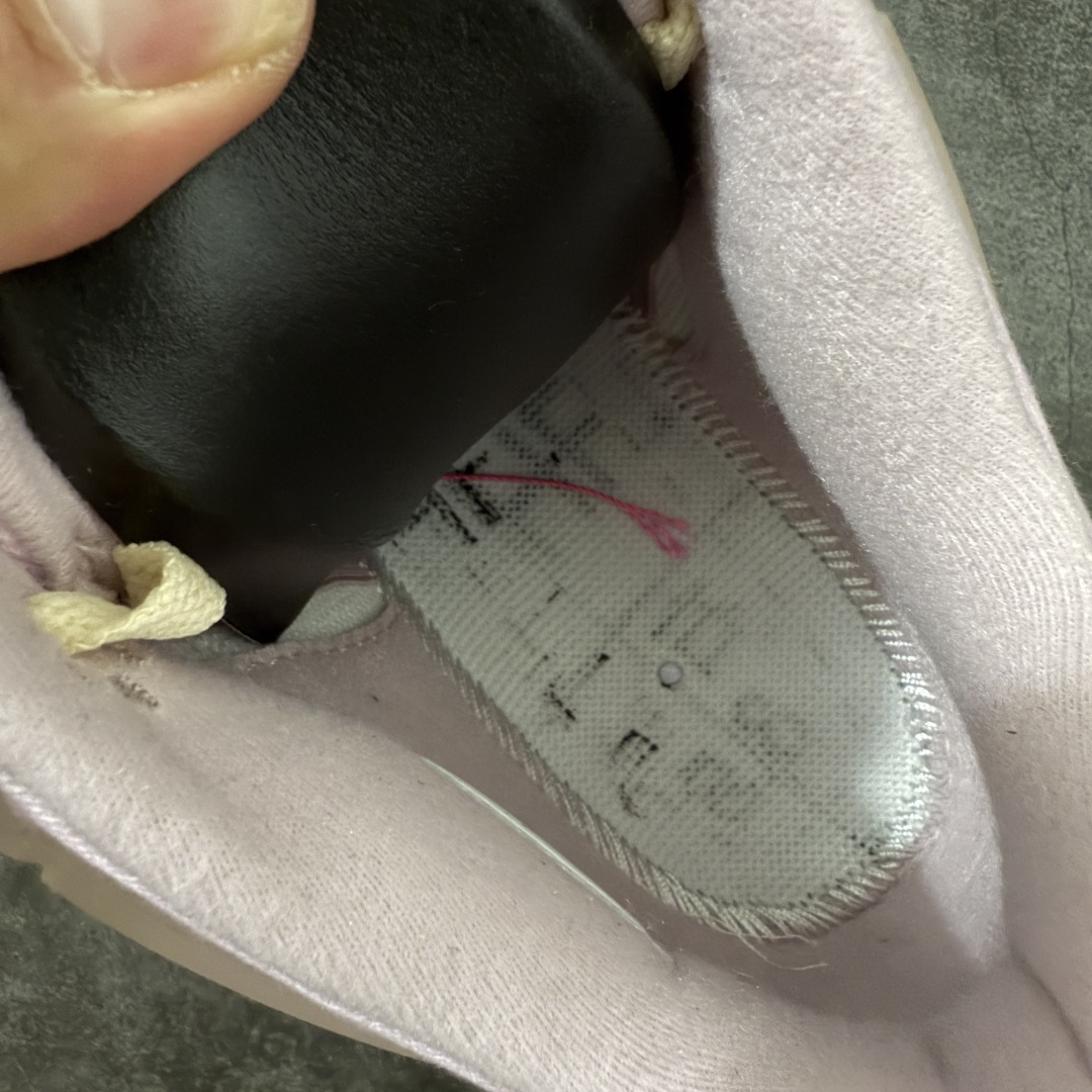 图片[8]-【KZ纯原版】Air Jordan 4 Retro \”Denim Iced Carmine\” 冰莓粉牛仔 AJ4 乔丹4代 aj4 乔4 粉色丹宁牛仔 乔丹篮球鞋系列 原汁原味完美呈现四代版型 一比一鞋头弧度高度趴度鞋身弧度 原厂麂皮绒皮料材质 数据细节工艺流程均保持公司一致 细节品控鞋型随意秒杀市面版本 原厂TPU网格鞋带扣 正确内里网布 菱角分明不变形无多余毛边 柔软性质感一致于原鞋 原厂织唛标 原厂飞人电绣工艺 独家绑鞋带手法 印刷中底布 四线拉帮 米色美纹纸贴合固定 进口港宝加持 后跟自然饱满 全鞋荧光划线卡点 追求极致完美 每一双都是工艺品 多重QC质检 超越公司货的品控标准 实实在在的免检产品 尺码：36-48.5-选品中心