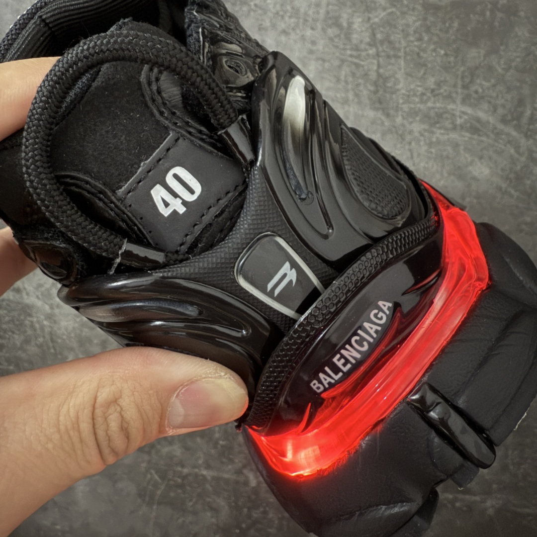 图片[2]-【VG版本】巴黎世家 七代半灯鞋Balenciaga 巴黎7.5巴黎世家 最新配色潮流复古休闲鞋 独家采用大容量锂电，反复按压10万次不会坏， 1.锂电池：3.7V 602040 450毫安时 1.65瓦时 2. 驱动IC：11种模式的开/关切换 通过溢胶、做旧、缝线等细节， 展示了设计师 Demna 的运动鞋风格， 用一双「旧鞋」传递复古感，后侧板、 翘起的鞋头，则展示了 Demna 在结构上的未来构想； 原装大盒从里到外一切百分百还原官方配置 顶级专供碾压一切版本 尺码：35-46-选品中心