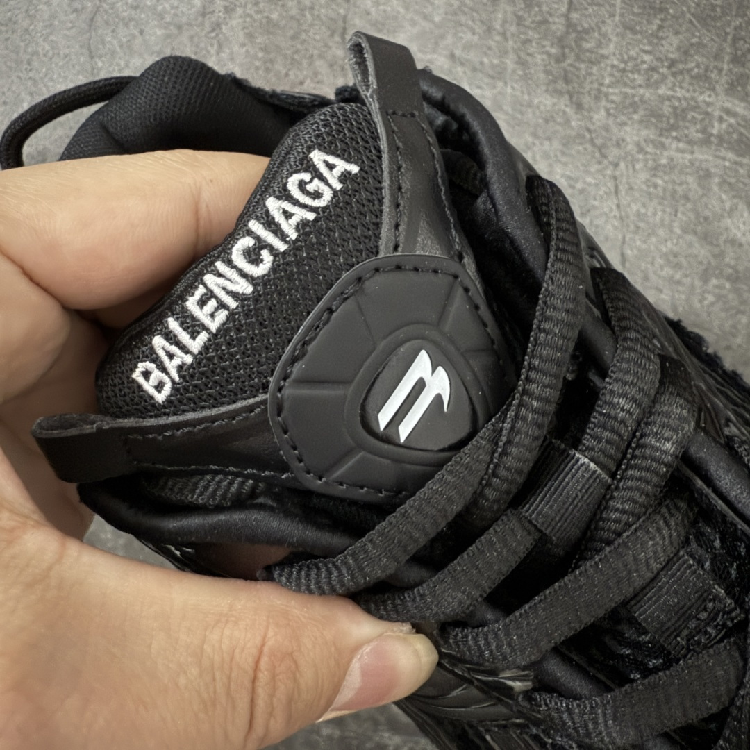 图片[6]-【VG版本】巴黎世家 七代半灯鞋Balenciaga 巴黎7.5巴黎世家 最新配色潮流复古休闲鞋 独家采用大容量锂电，反复按压10万次不会坏， 1.锂电池：3.7V 602040 450毫安时 1.65瓦时 2. 驱动IC：11种模式的开/关切换 通过溢胶、做旧、缝线等细节， 展示了设计师 Demna 的运动鞋风格， 用一双「旧鞋」传递复古感，后侧板、 翘起的鞋头，则展示了 Demna 在结构上的未来构想； 原装大盒从里到外一切百分百还原官方配置 顶级专供碾压一切版本 尺码：35-46-选品中心