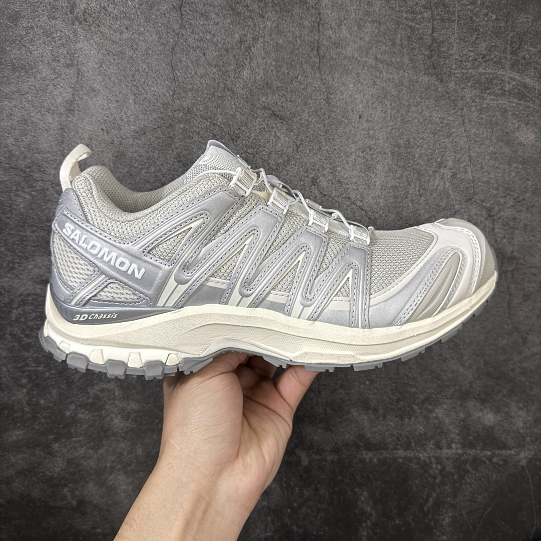 【A1纯原版】SALOMON XA Pro 3D 银色 477736 萨洛蒙潮流越野机能户外功能鞋 纯原外贸平台特供订单 耗时半年巨作 全套原纸板楦头开发 原厂特供网布配套加持 确保原汁原味 完美呈现版型 原档数据独家私模五层组合大底 男女鞋同步官方开发 原装Ortholite轻量化鞋垫 中底布带钢印编号 原厂TPU锁扣 进口港宝加持 后跟自然饱满 还原公司包裹性 鞋面采用SENSIFT贴合技术 全方位贴合包裹脚型 鞋跟部鞋底牵引设计 提供强大的抓地性能 更适应野外崎岖不平的道路 其3D ADVANCED CHASSIS底盘 材料轻量大化 钉齿设计更具稳定性 防护性 鞋底易磨损区运用CONTAGRIP高耐磨材料 应对城市硬质路面长距离跑考验 尺码：36 36.5 37.5 38 38.5 39 40 40.5 41 42 42.5 43 44 44.5 45-选品中心