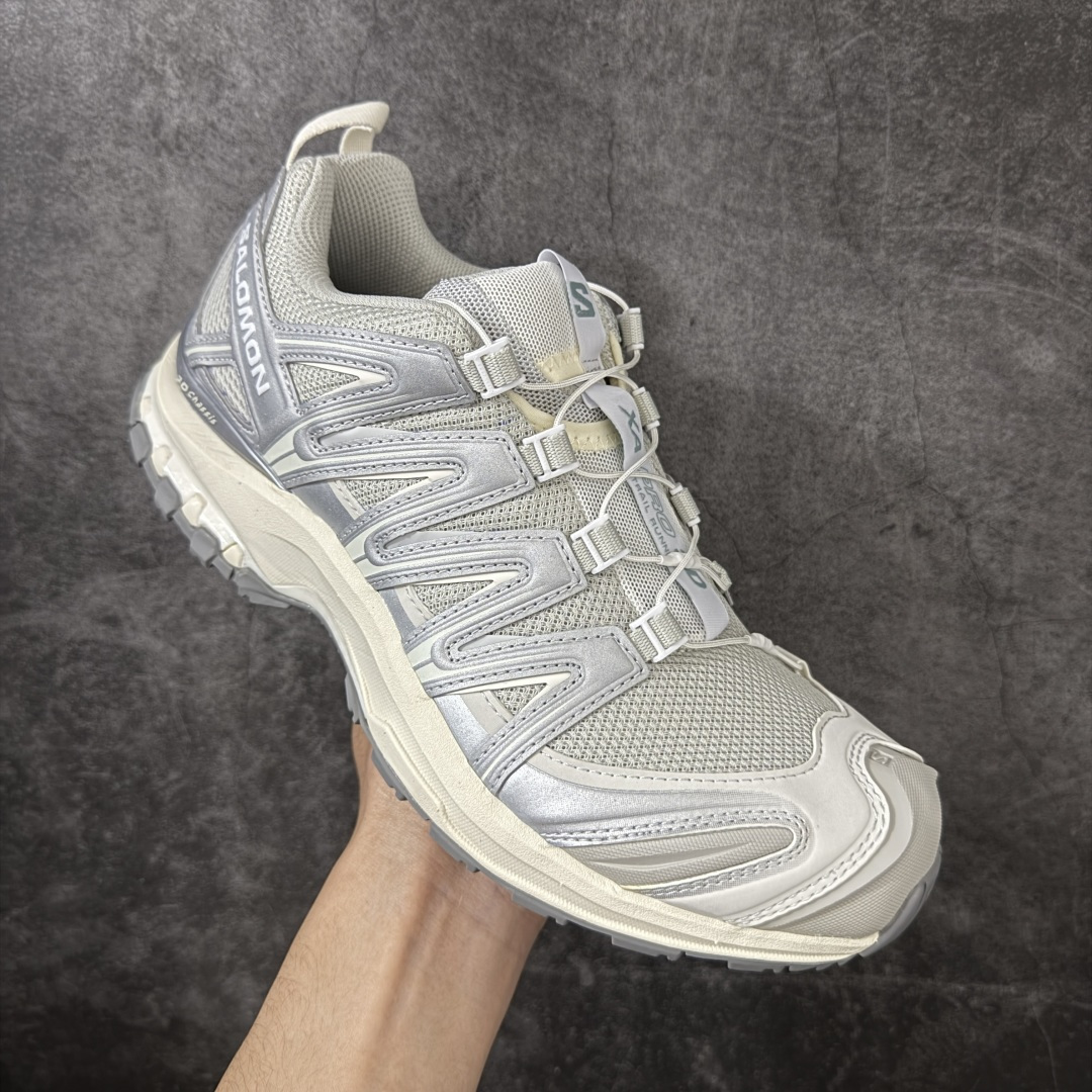 图片[3]-【A1纯原版】SALOMON XA Pro 3D 银色 477736 萨洛蒙潮流越野机能户外功能鞋 纯原外贸平台特供订单 耗时半年巨作 全套原纸板楦头开发 原厂特供网布配套加持 确保原汁原味 完美呈现版型 原档数据独家私模五层组合大底 男女鞋同步官方开发 原装Ortholite轻量化鞋垫 中底布带钢印编号 原厂TPU锁扣 进口港宝加持 后跟自然饱满 还原公司包裹性 鞋面采用SENSIFT贴合技术 全方位贴合包裹脚型 鞋跟部鞋底牵引设计 提供强大的抓地性能 更适应野外崎岖不平的道路 其3D ADVANCED CHASSIS底盘 材料轻量大化 钉齿设计更具稳定性 防护性 鞋底易磨损区运用CONTAGRIP高耐磨材料 应对城市硬质路面长距离跑考验 尺码：36 36.5 37.5 38 38.5 39 40 40.5 41 42 42.5 43 44 44.5 45-莆田鞋