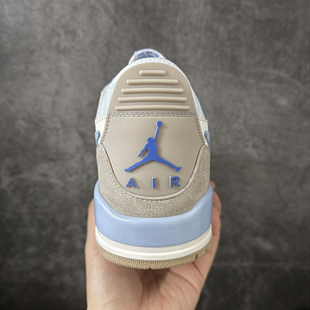 图片[4]-【纯原N版】Air Jordan Legacy AJ312 Low 低帮复古篮球鞋灰蓝 IR7563-141 市场最强独一档产物 全套原纸板楦头开发 原厂大底磨具加持立体防滑纹理 原档数据后跟TPU子母扣魔术贴 原装可视Air Sole气垫 原汁原味最完美的312代版型 唯一正确鞋头趴度弧度高度鞋身腰线 进口港宝加持 后跟自然饱满 全鞋荧光划线卡点 追求极致完美 每一双都是工艺品 多重QC质检 超越公司货的品控标准 实实在在的免检产品 鞋身采用了皮革材质打造 横跨鞋面的魔术贴十分吸睛 侧面的Swoosh Logo的一部分被鞋面遮挡了一部分 颇具玩味 魔术贴上标有NK标识 而鞋舌上是Jordan的经典红色飞翼Logo 后跟和鞋底均采用了AJ3的设计 后跟上同样也使用了经典的爆裂纹图案 尺码：36-47.5-选品中心